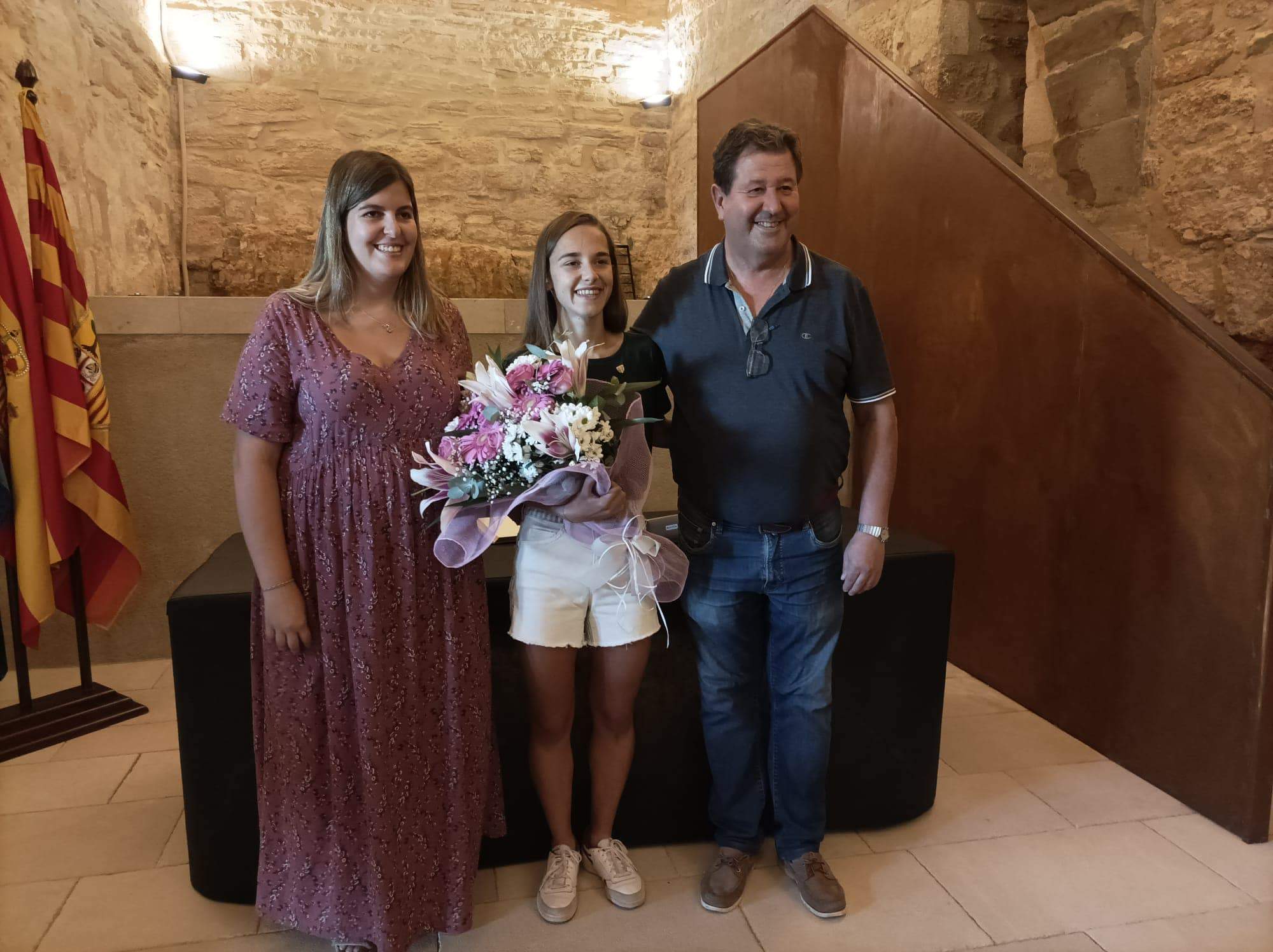 Cabestre, junto a la alcaldesa Pilar Lleyda y el presidente de Montañeros de Aragón Barbastro, José Masgrau, recibe un homenaje en Estadilla.