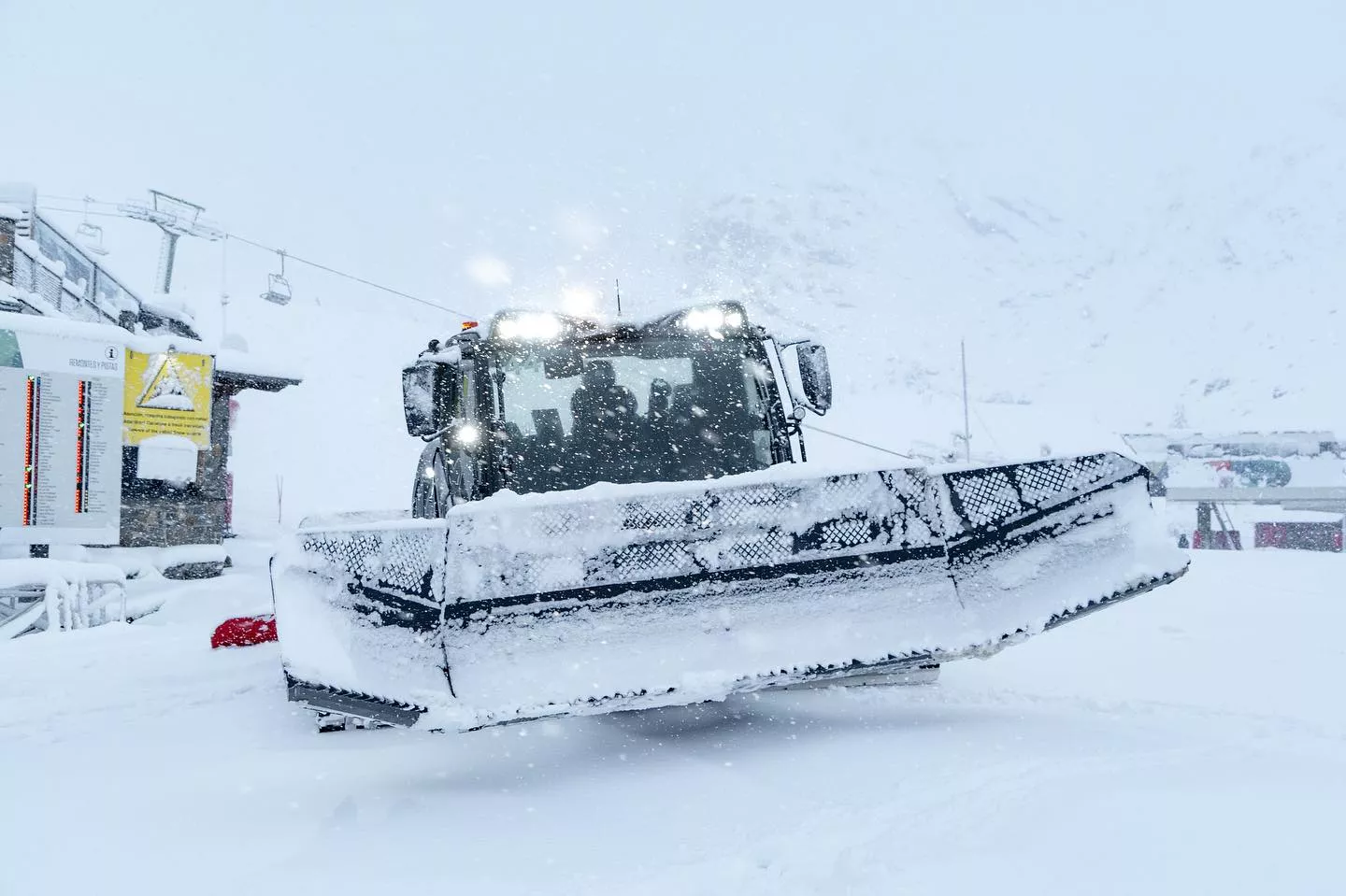Máquina trabajando en las estación de Formigal.