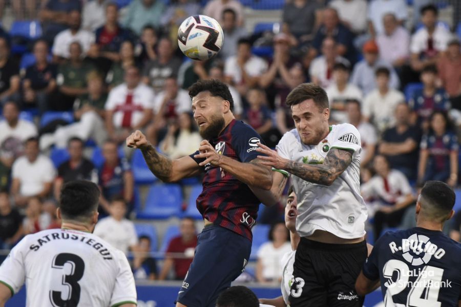Imágenes del partido Huesca Rácing de Santander de la primera vuelta. Foto La Liga 
