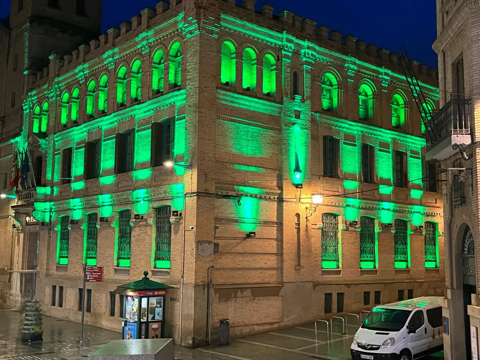 La sede de la Comarca de La Hoya se tiñe de verde en apoyo al sector primario.