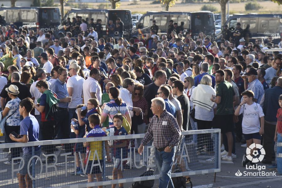Afición del Huesca en la explanada antes del partido