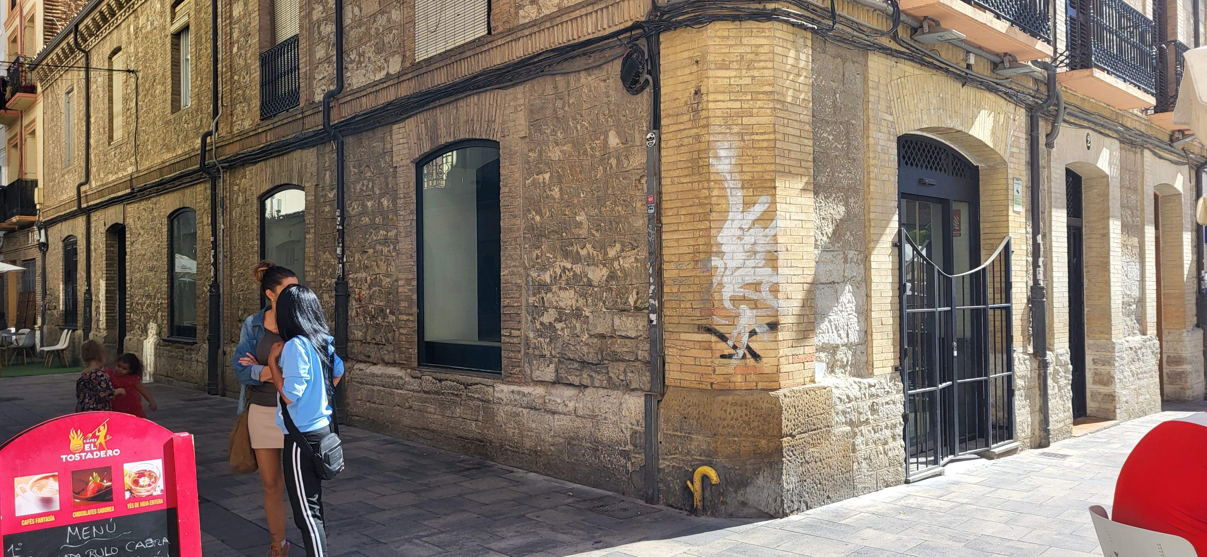 El establecimiento está ubicado en la plaza Alfonso el Batallador esquina con la calle Espinosa de los Monteros El establecimiento está ubicado en la plaza Alfonso el Batallador esquina con la calle Espinosa de los Monteros