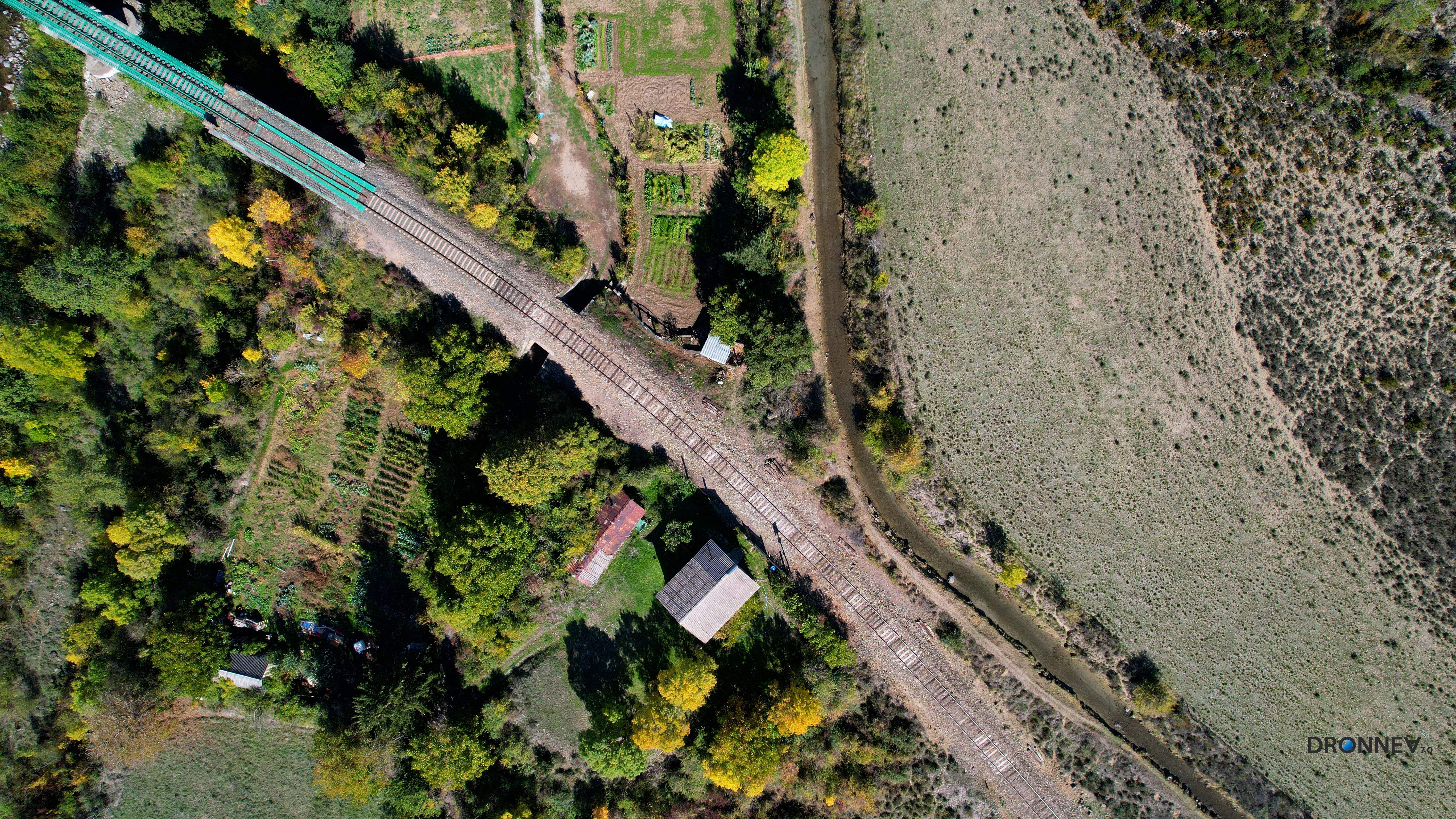 Todo era a pie. Mucho tardarían en llegar esos raíles sobre los que rodar de origen a destino.