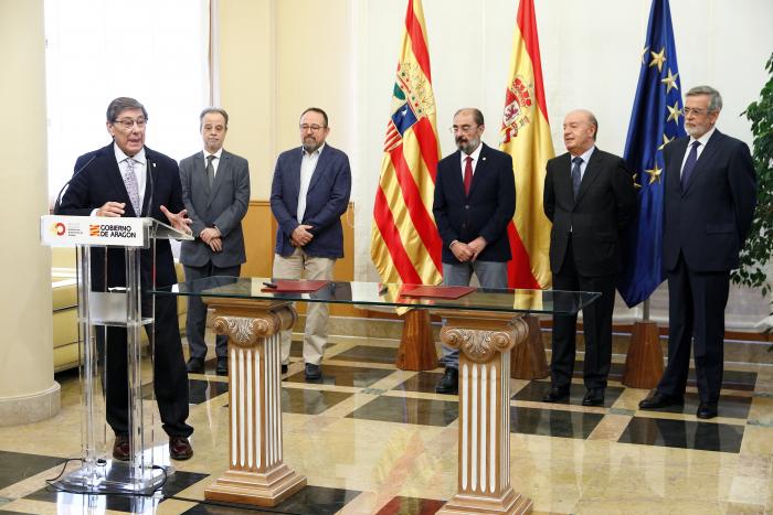 El Presidente y el Vicepresidente del Gobierno de Aragón, Javier Lambán y Arturo Aliaga, participan en la firma de un protocolo de colaboración con Astún. Foto: Luis Correas, Gobierno de Aragón