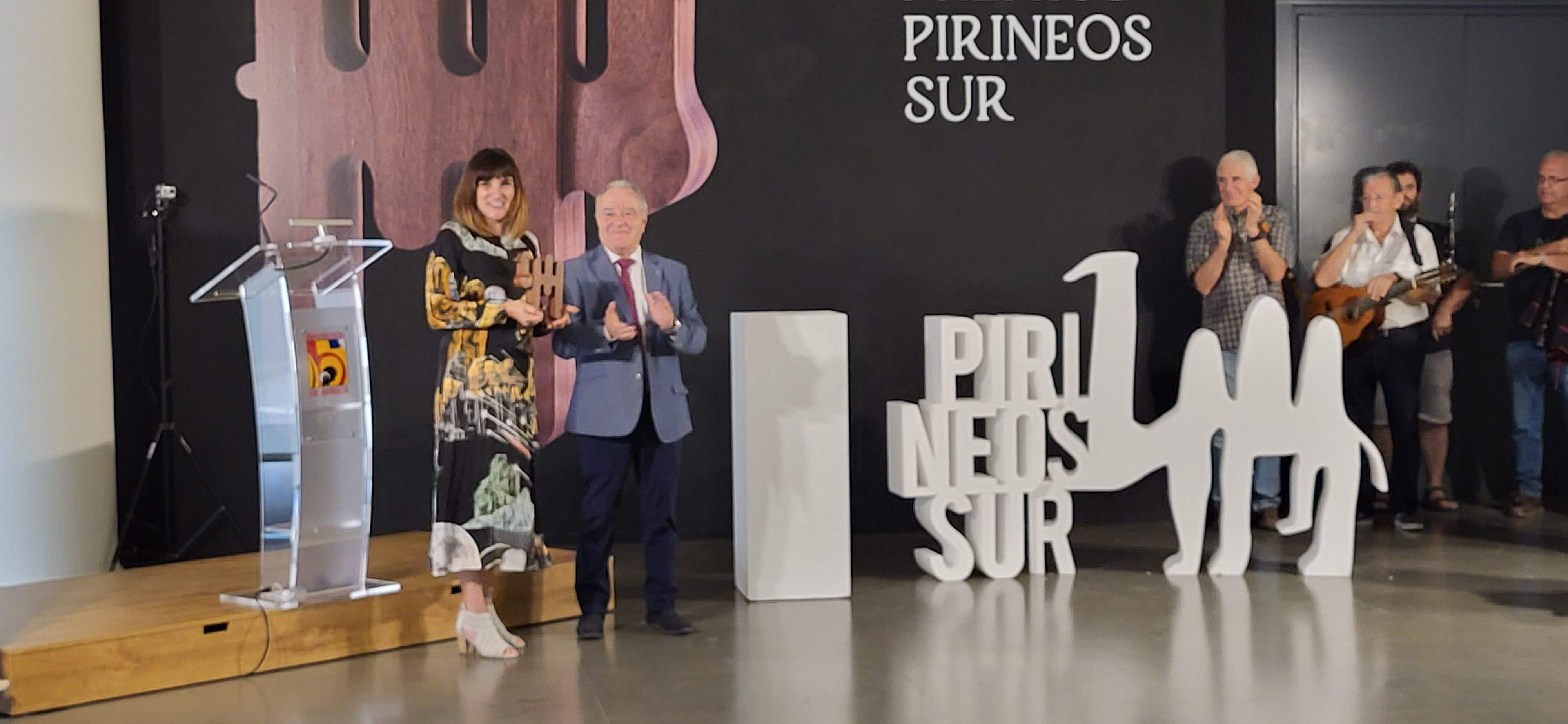 Rozalén ha recibido de Miguel Gracia en Huesca el premio Pirineos Sur 'Música e Integración' Rozalén ha recibido de Miguel Gracia en Huesca el premio Pirineos Sur 'Música e Integración'