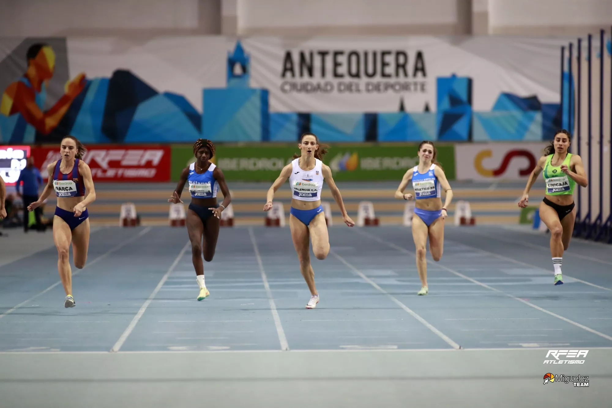 Elena Guiu, en el centro, durante su carrera de 60 lisos.