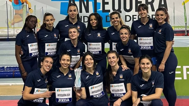 Elena Guiu, segunda por la izquierda de pie, con sus compañeras del Valencia. Elena Guiu, segunda por la izquierda de pie, con sus compañeras del Valencia.