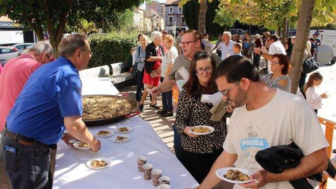 Degustación de arroz con setas ofrecido por el Grupo Micológico de Binéfar. Foto: Ayuntamiento de Binéfar Degustación de arroz con setas ofrecido por el Grupo Micológico de Binéfar. Foto: Ayuntamiento de Binéfar