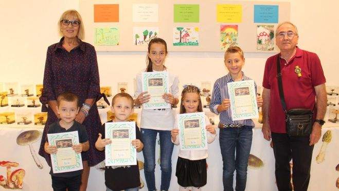Ganadores del concurso de dibujo enmarcado en la Exposición Micológica. Foto: Ayuntamiento de Binéfar Ganadores del concurso de dibujo enmarcado en la Exposición Micológica. Foto: Ayuntamiento de Binéfar