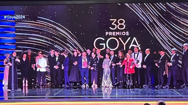 Parte del equipo de La sociedad de la nieve. Parte del equipo de La sociedad de la nieve.