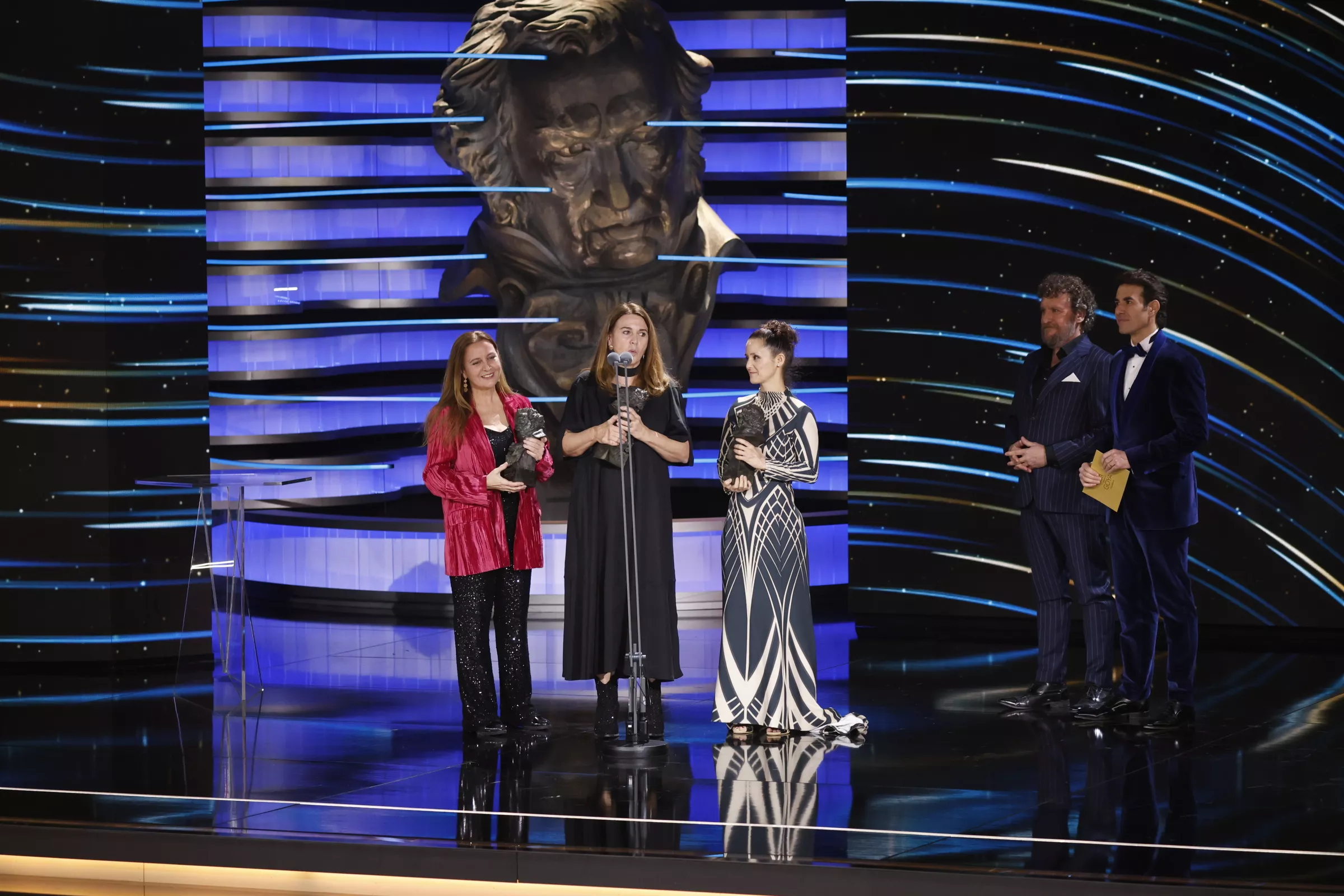 Ana López Puigcerver, Belén López Puigcerver, Montse Ribé reciben la estatuilla a Mejor Maquillaje y Peluquería