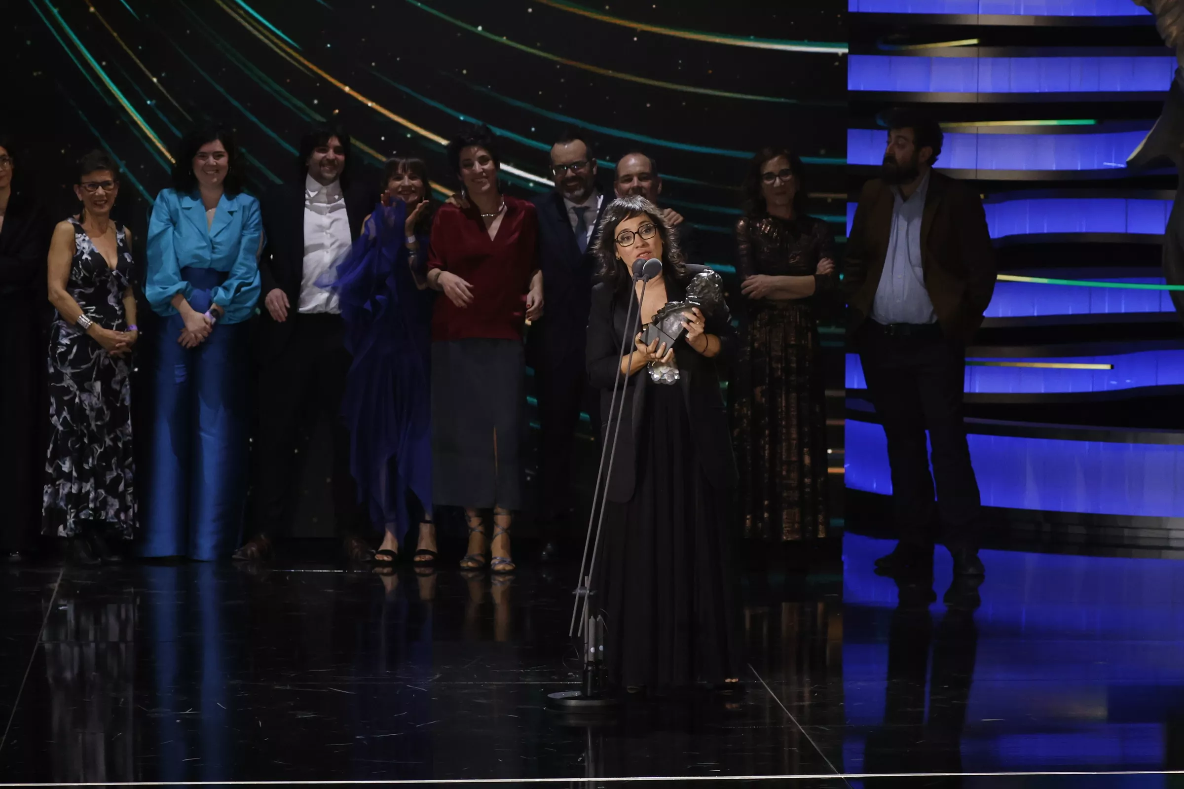 El equipo de Mientras seas tú se sube al escenario a recoger el Goya a Mejor Película Documental