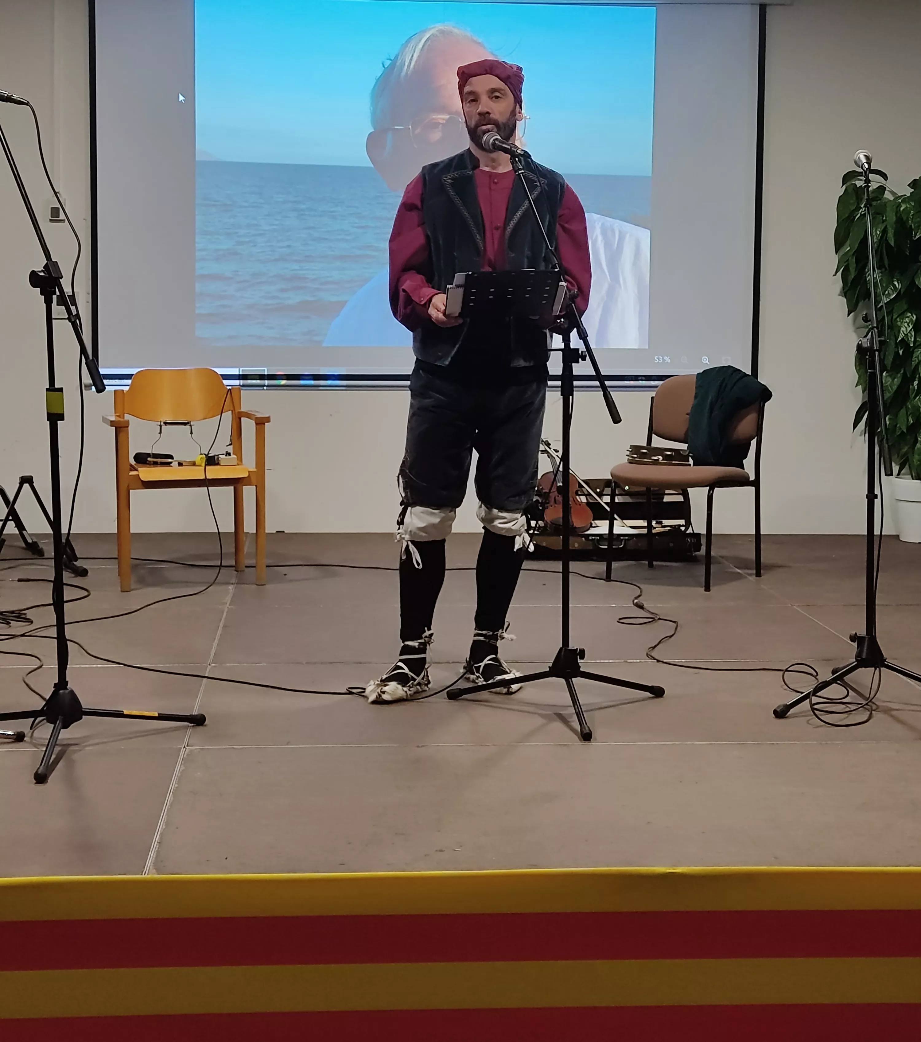 Enrique Pueyo, atabiado con el traje típico del Biello Sobrarbe, durante su discurso