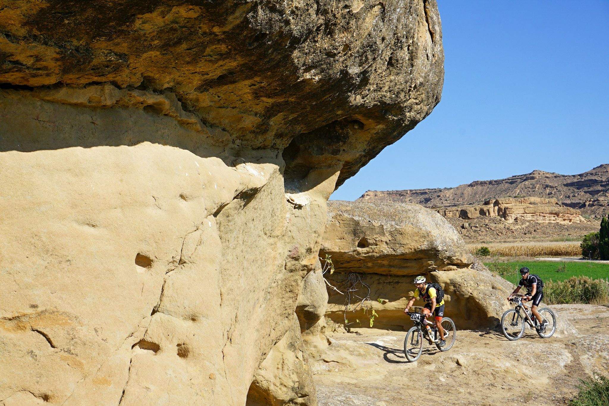 Baliza del tramo de BTT en la piedra fecundante de Peña Lucía en Tramaced