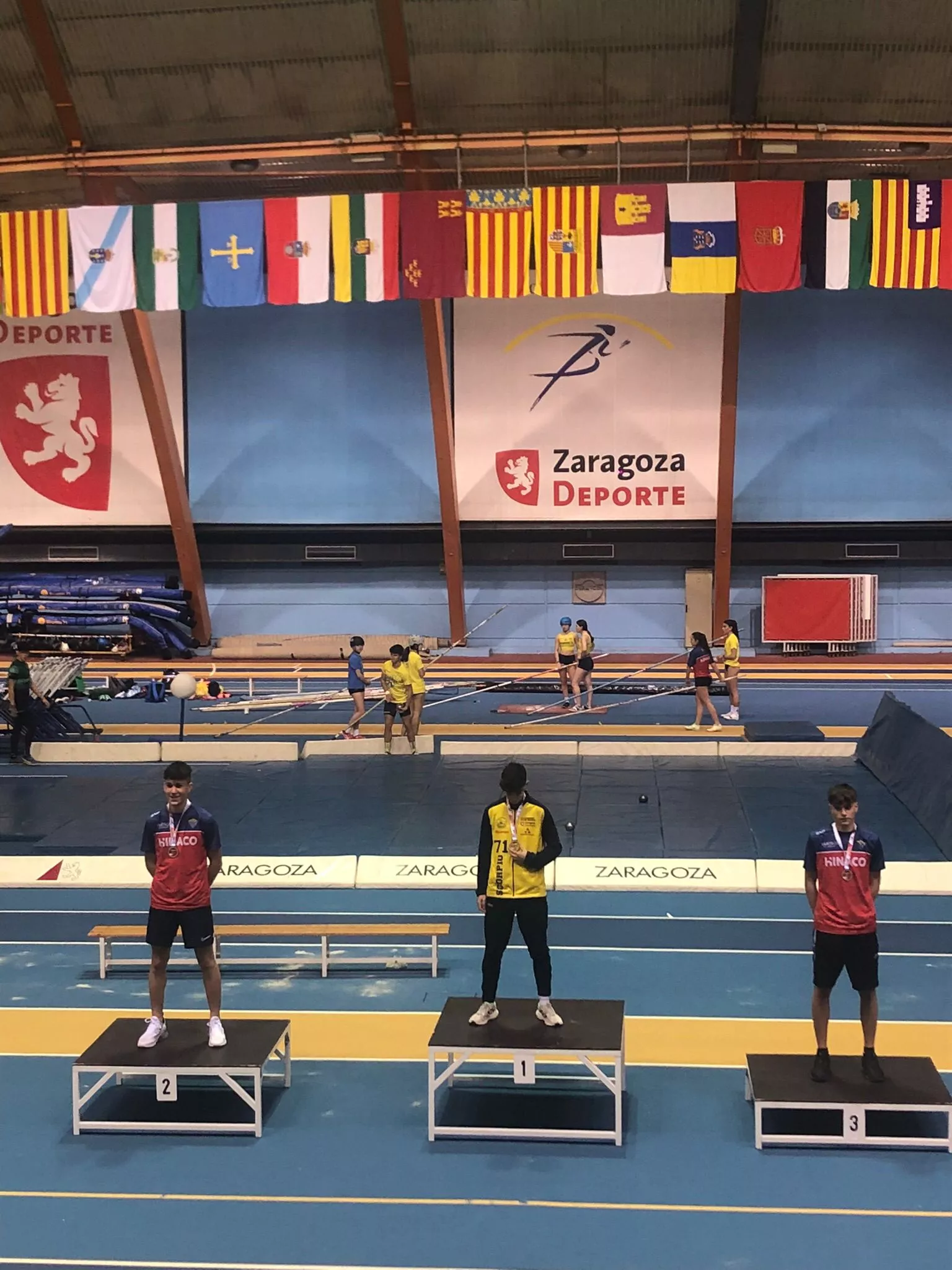 Néstor Tolosa y Hugo Saura (Hinaco), oro y bronce Sub 18 en 60 vallas