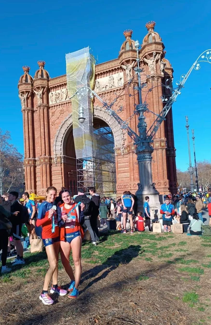 Nuria Sierra y Andrea Barranco, en medio maratón de Barcelona.