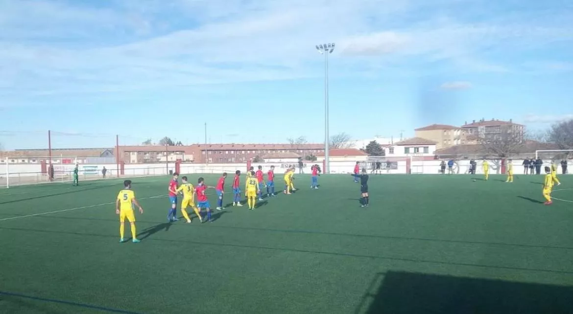 Un momento del partido entre el Cariñena y el Almudévar.