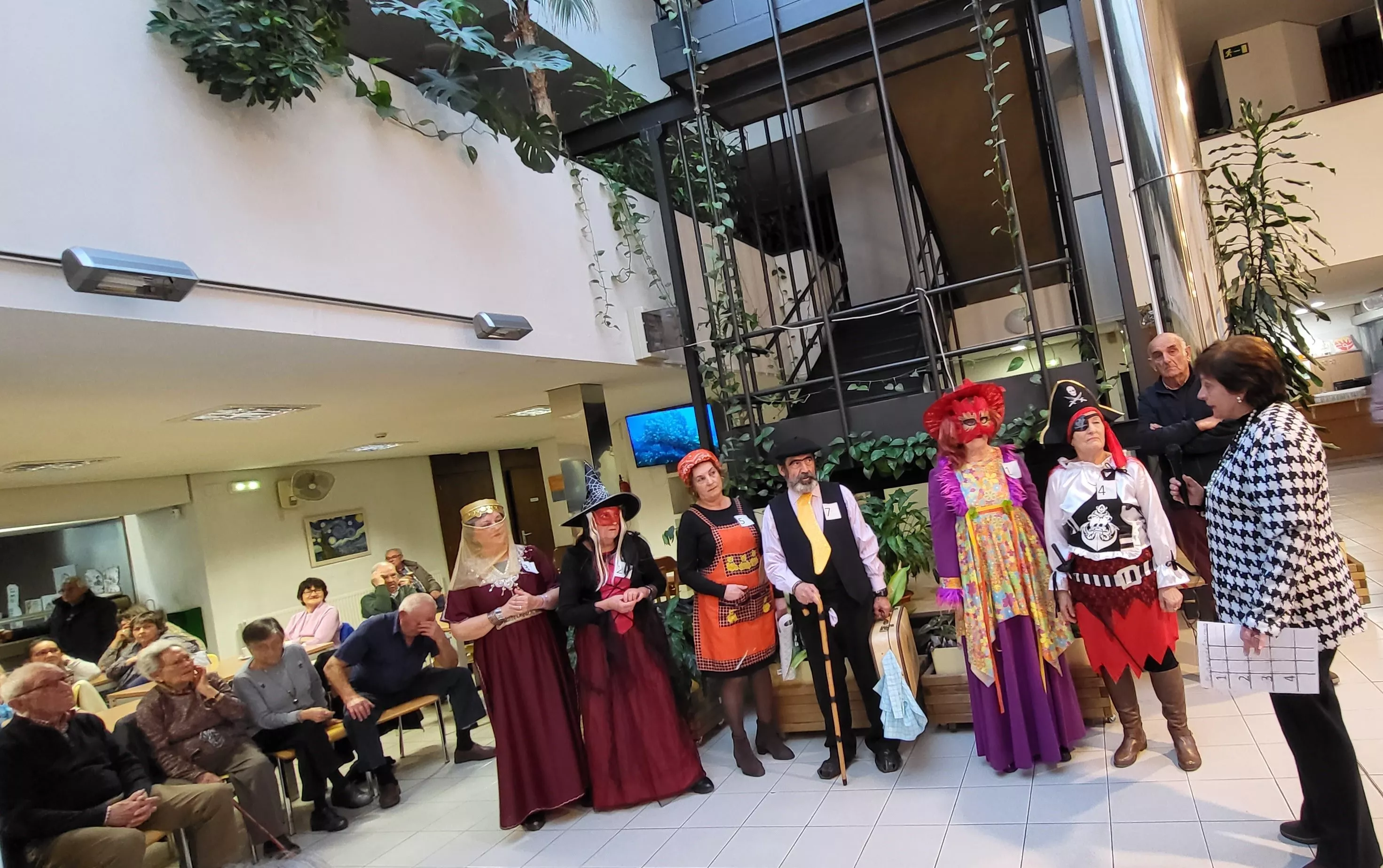Celebración del Carnaval en el Hogar de Personas Mayores de Huesca. Foto Mercedes Manterola