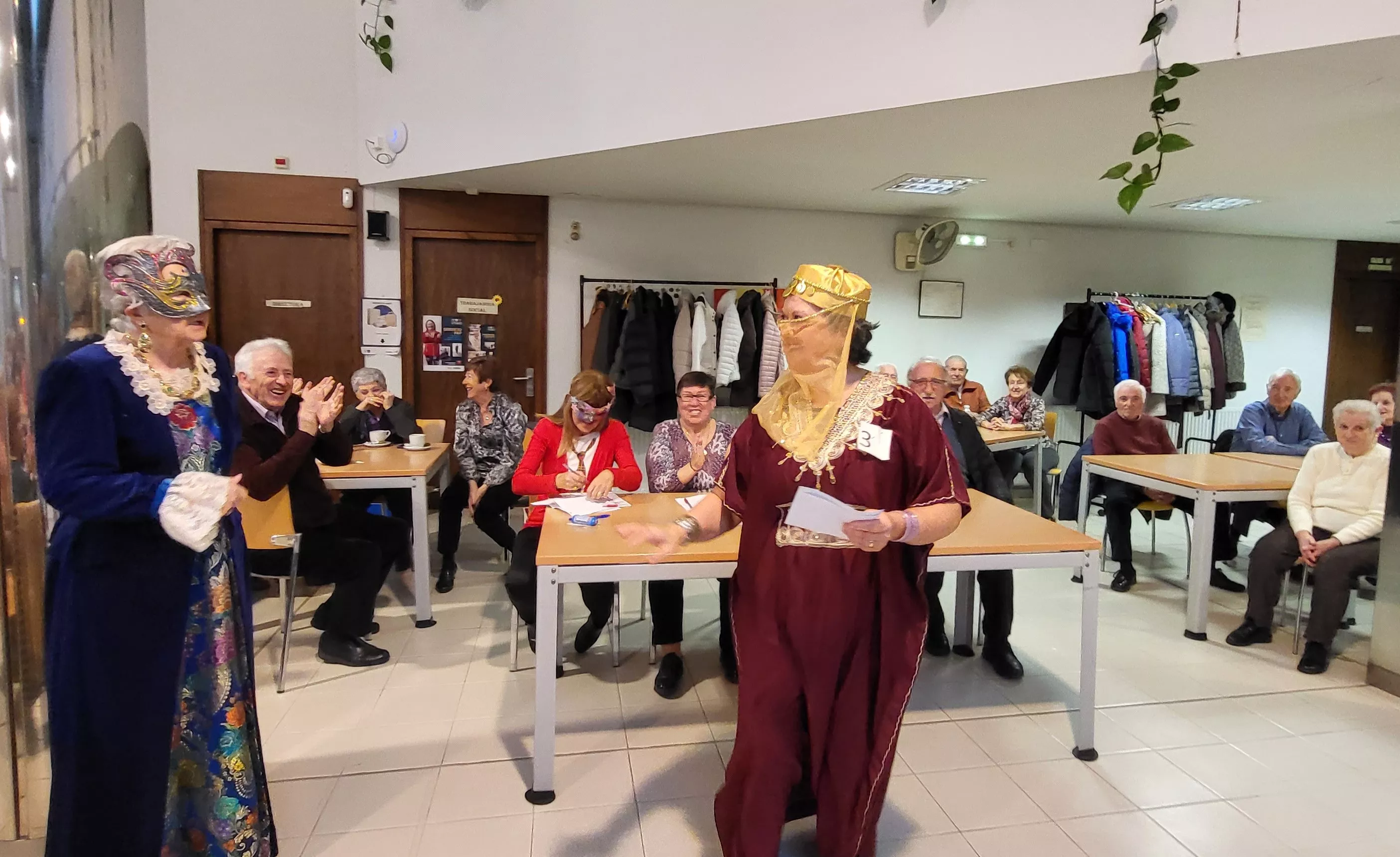 Primer premio del concurso de disfraces. Foto Mercedes Manterola