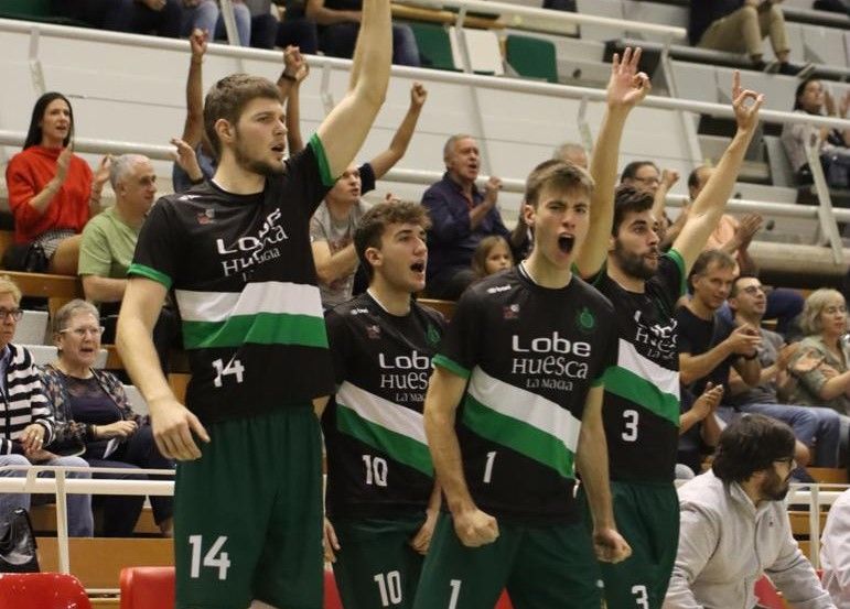 Jugadores del Lobe Huesca La Magia celebran una canasta