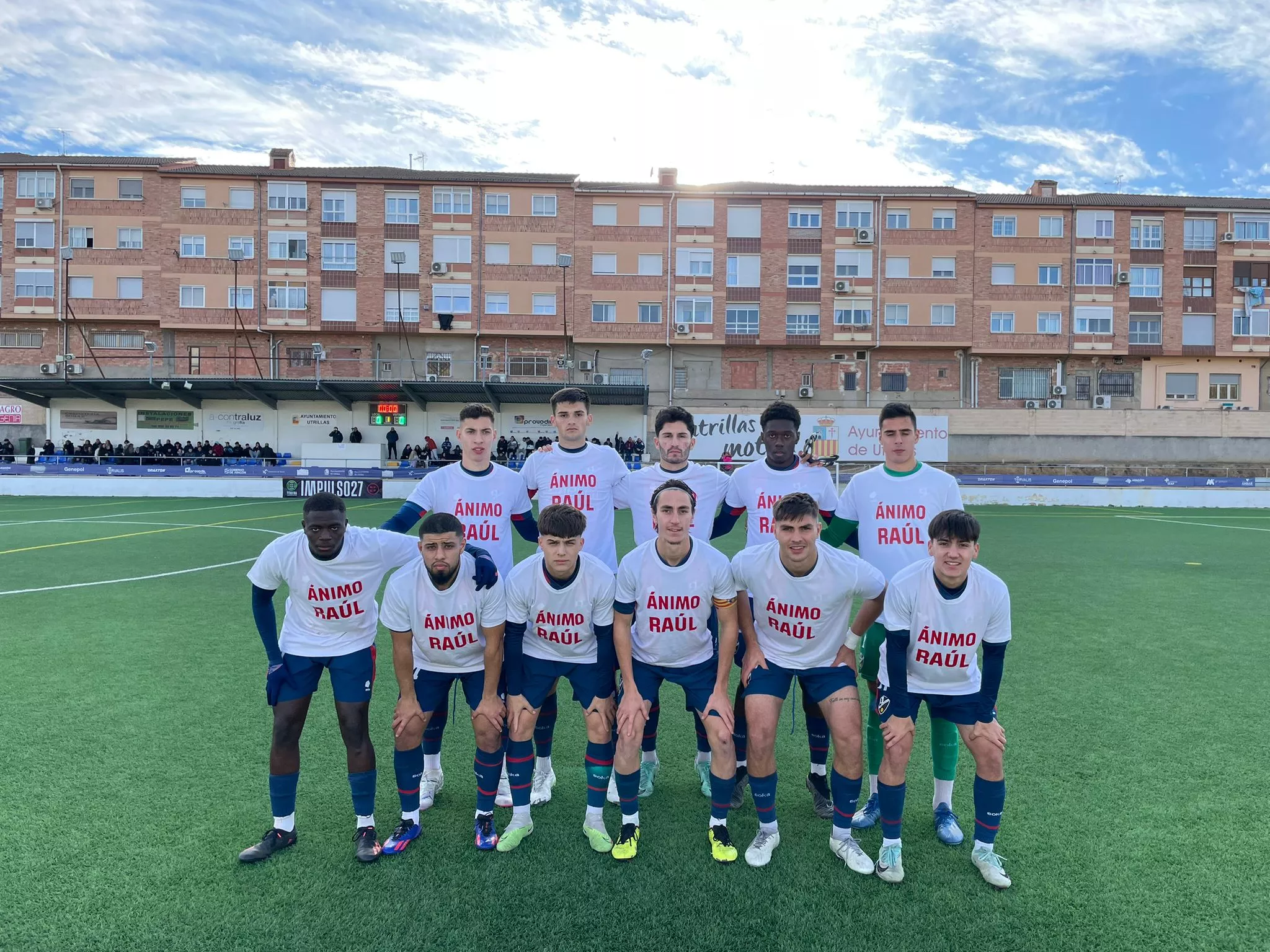 El Huesca B, en Utrillas, saltó con camisetas de apoyo al utillero Raúl Ferrer, recientemente operado.