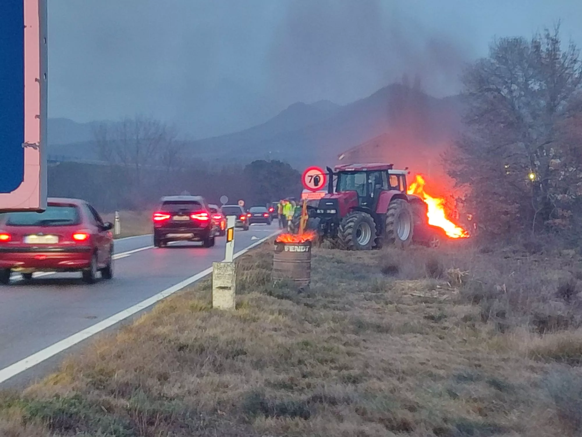 Tractorada en Puente la Reina de Jaca. Las organizaciones agrarias deciden sumarse a las movilizaciones del 6F 