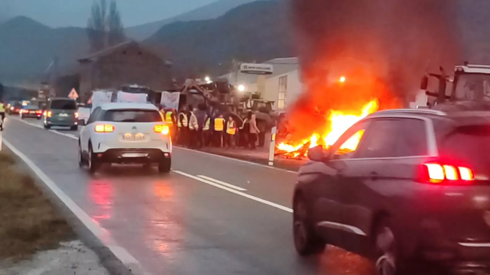 Tractorada en Puente la Reina de Jaca