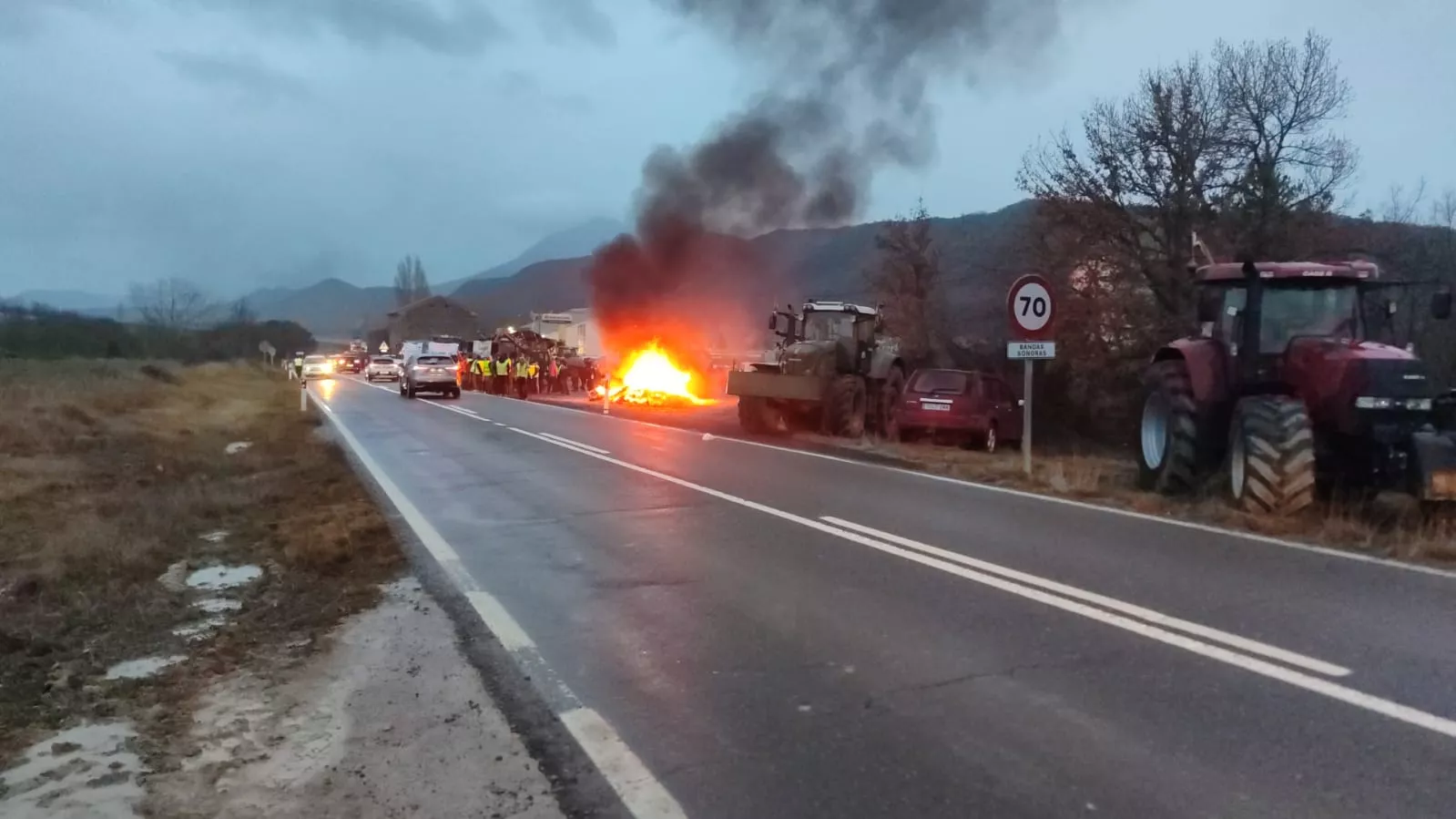 Tractorada en Puente la Reina de Jaca