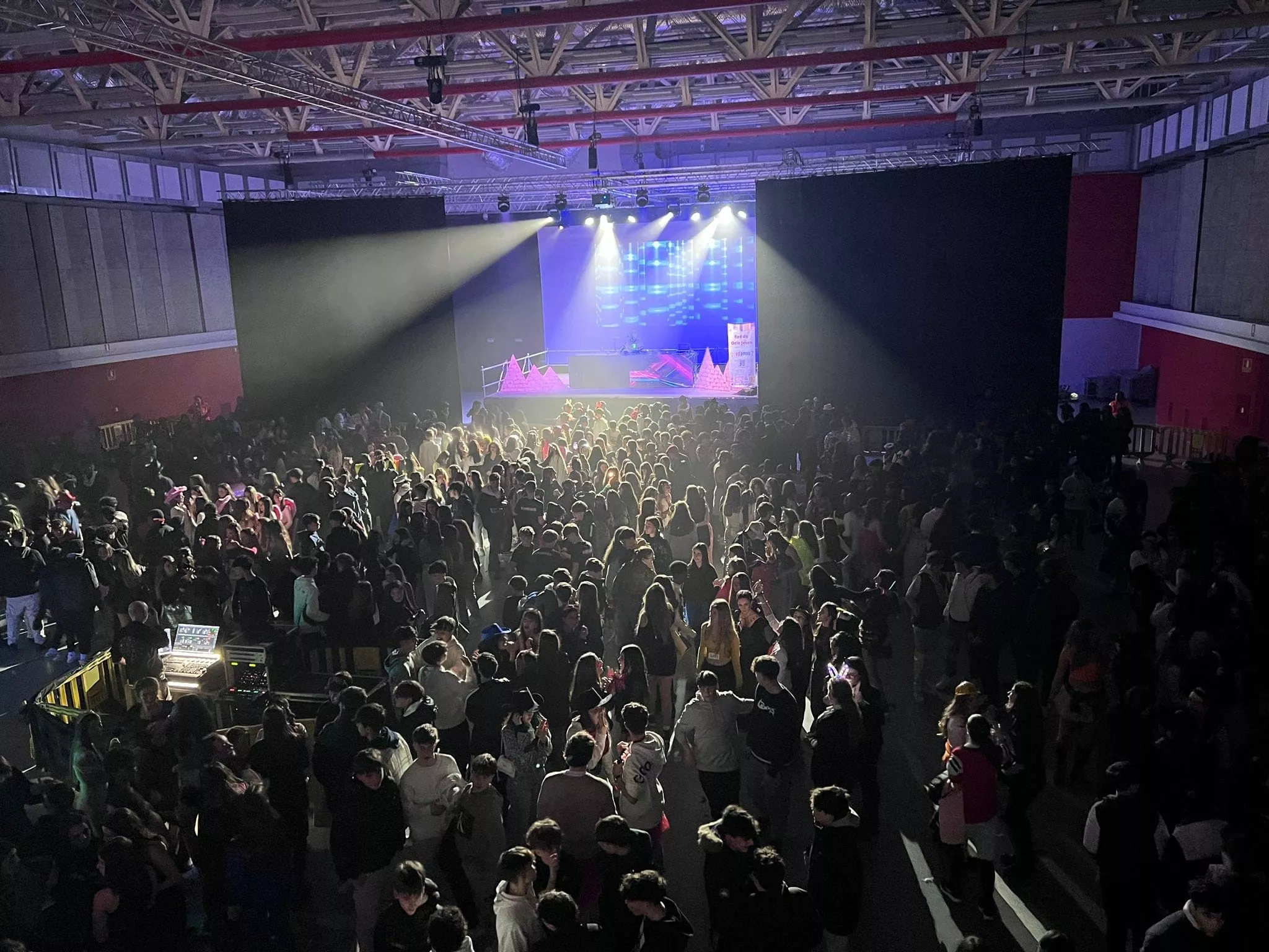 Ambientazo en el Palacio de Congresos en la fiesta joven