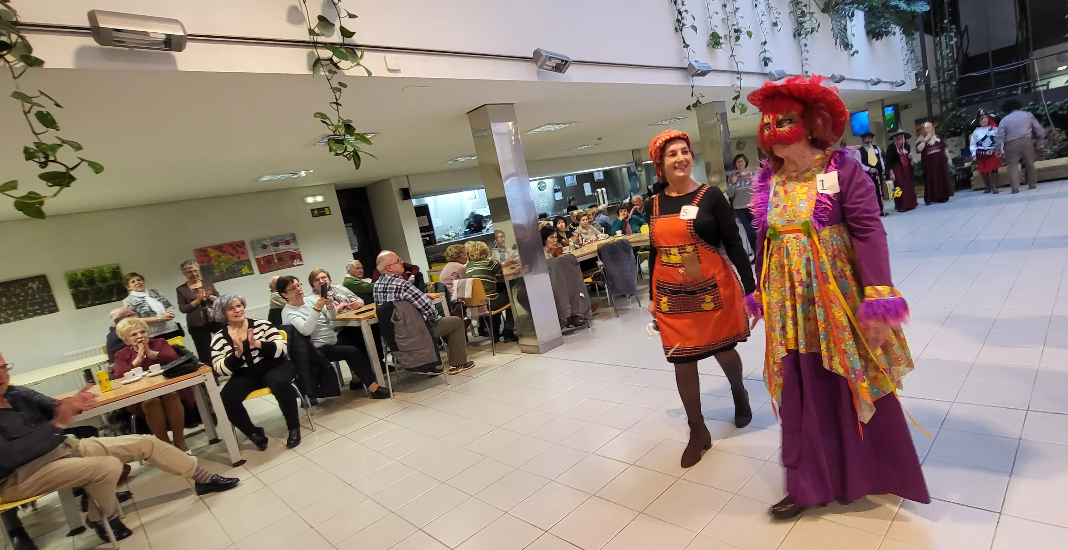 Celebración del Carnaval en el Hogar de Personas Mayores de Huesca. Foto Mercedes Manterola