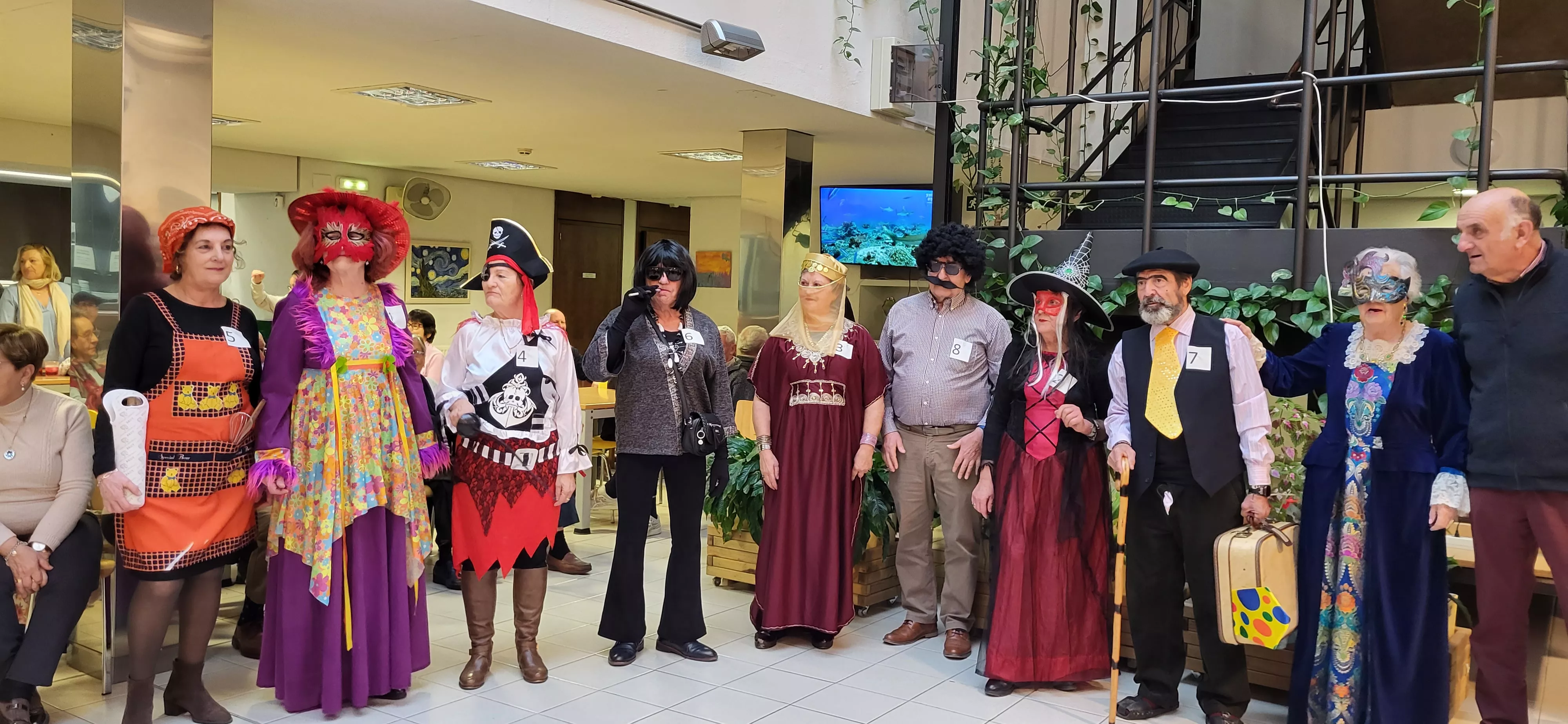 Participantes en el concurso de disfraces del Carnaval del Hogar de Personas Mayores de Huesca. Foto Mercedes Manterola
