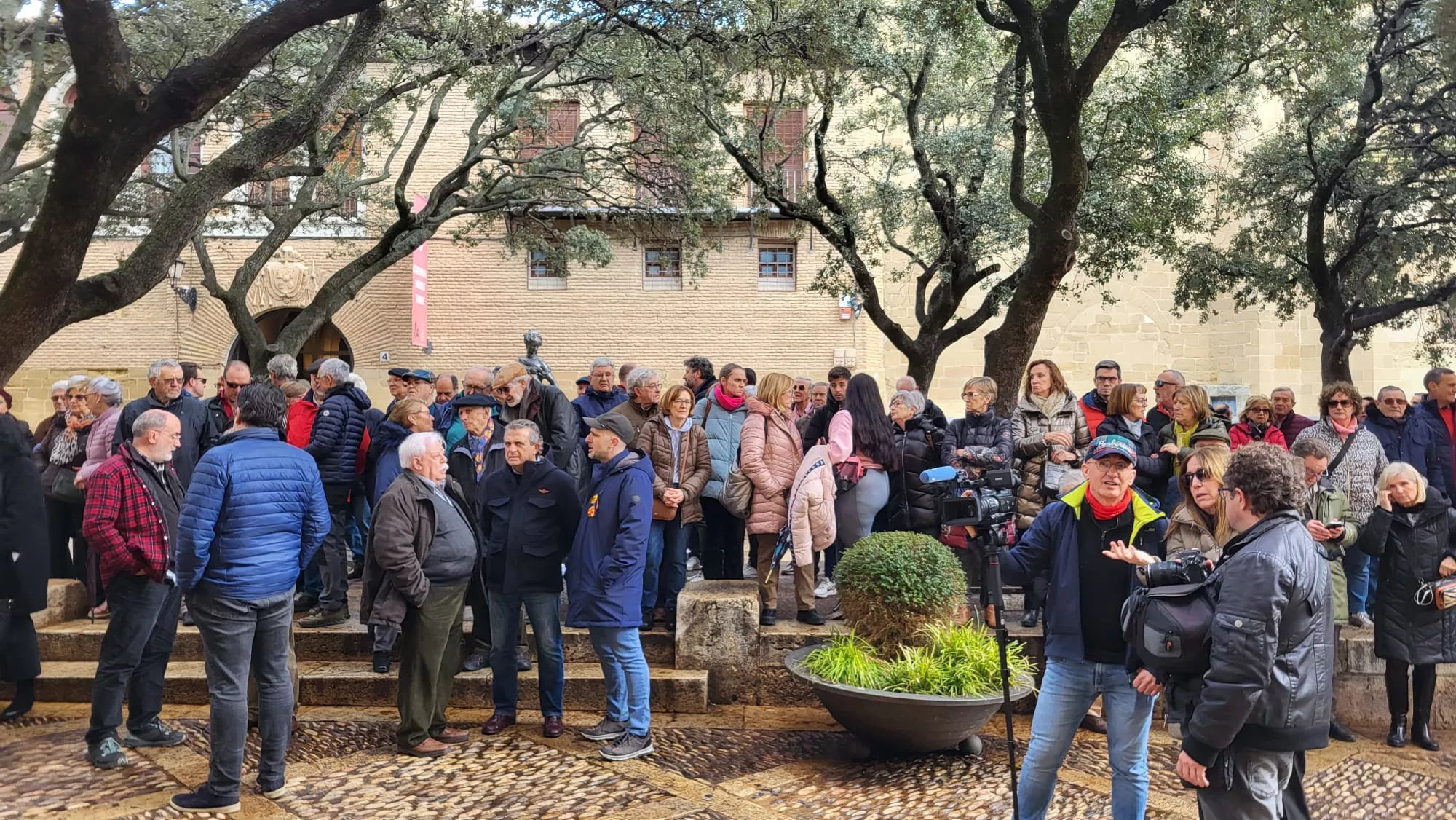 Minuto de silencio por el doble asesinato de Barbate en Huesca