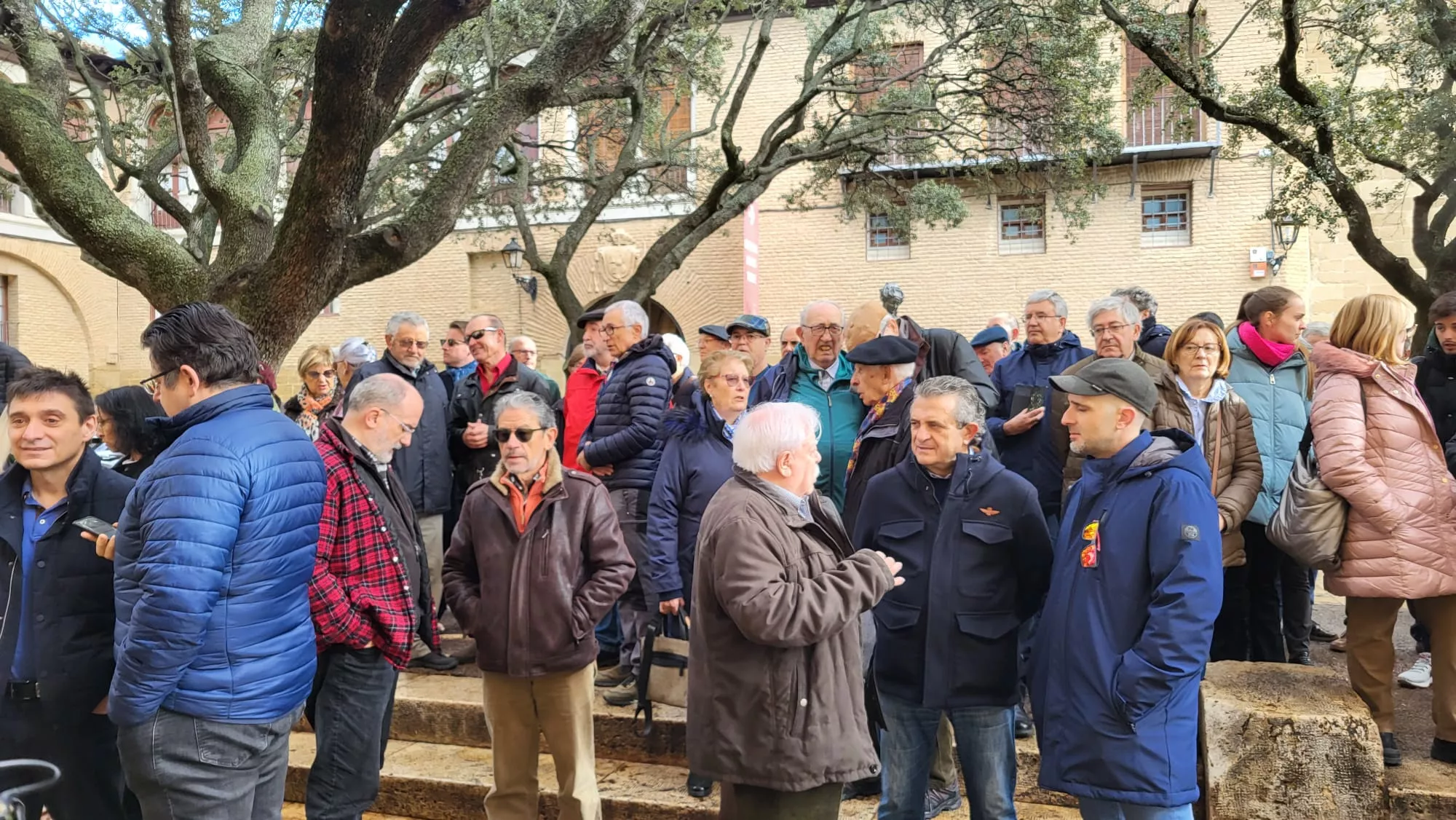 Minuto de silencio por el doble asesinato de Barbate en Huesca