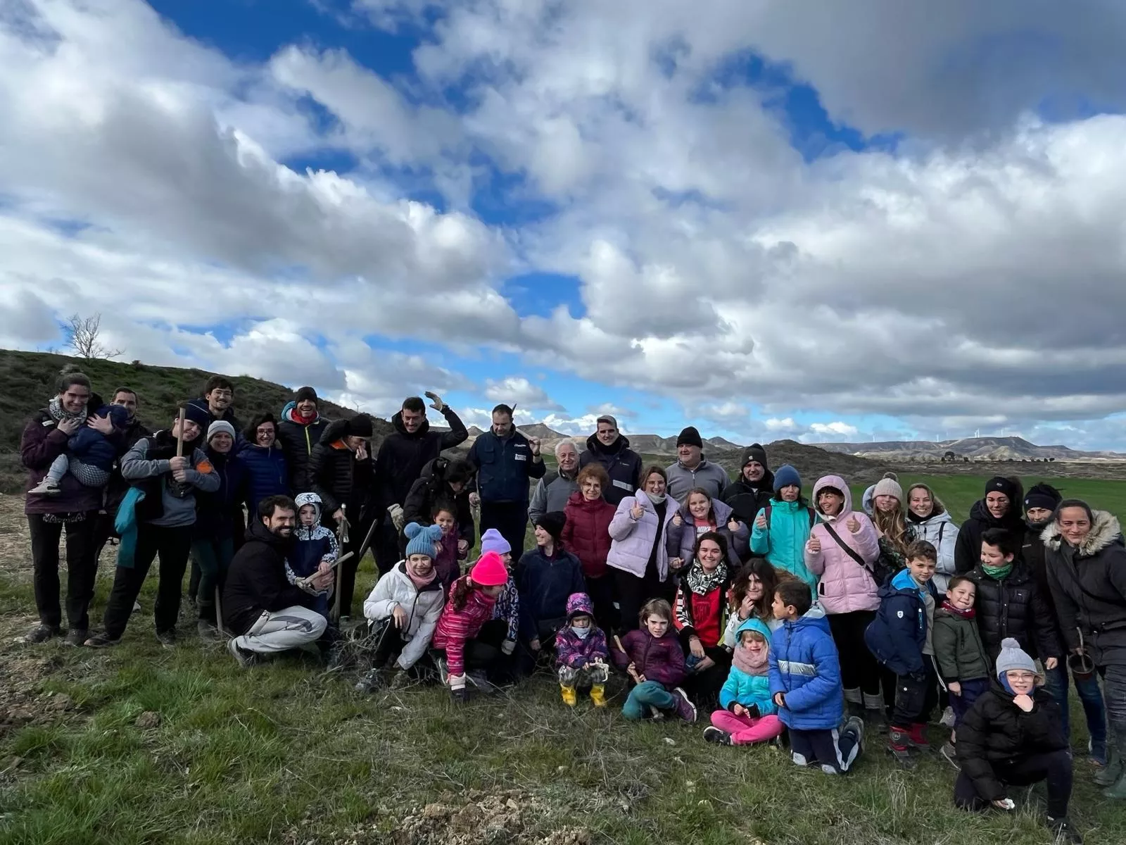 Plantación de árboles en la sierra de Robres.