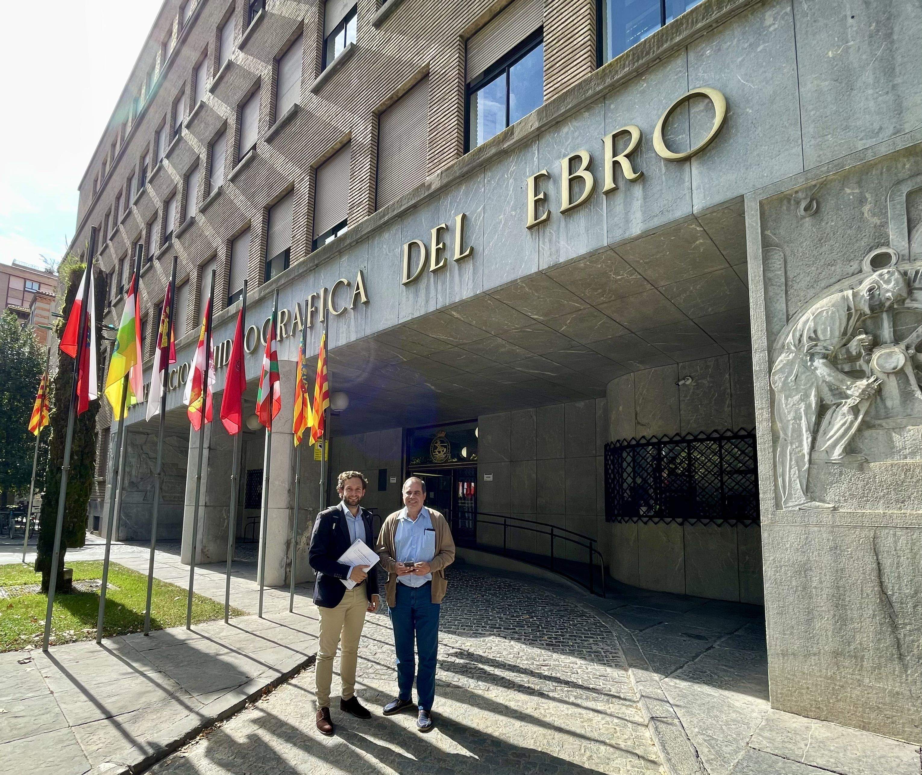 Claver y Sarrado ante la sede de la Confederación Hidrográfica del Ebro (CHE)
