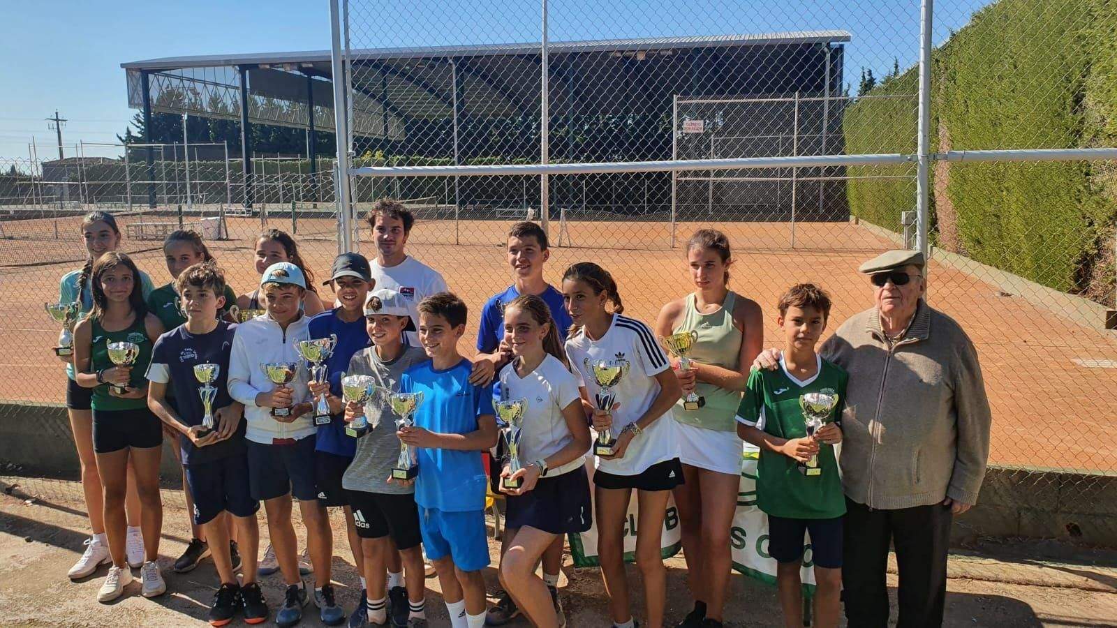 Miembros del Club Tenis Osca en la entrega de trofeos