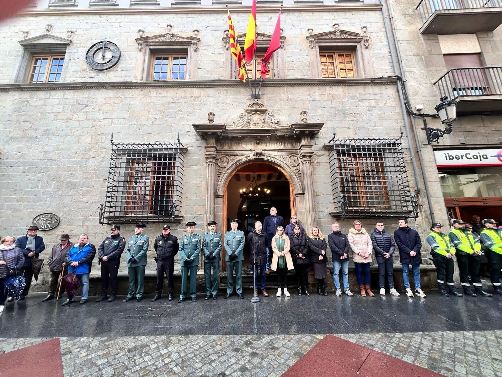 Minuto de silencio en Jaca. FOTO Gabinete de comunicación del Ayuntamiento 