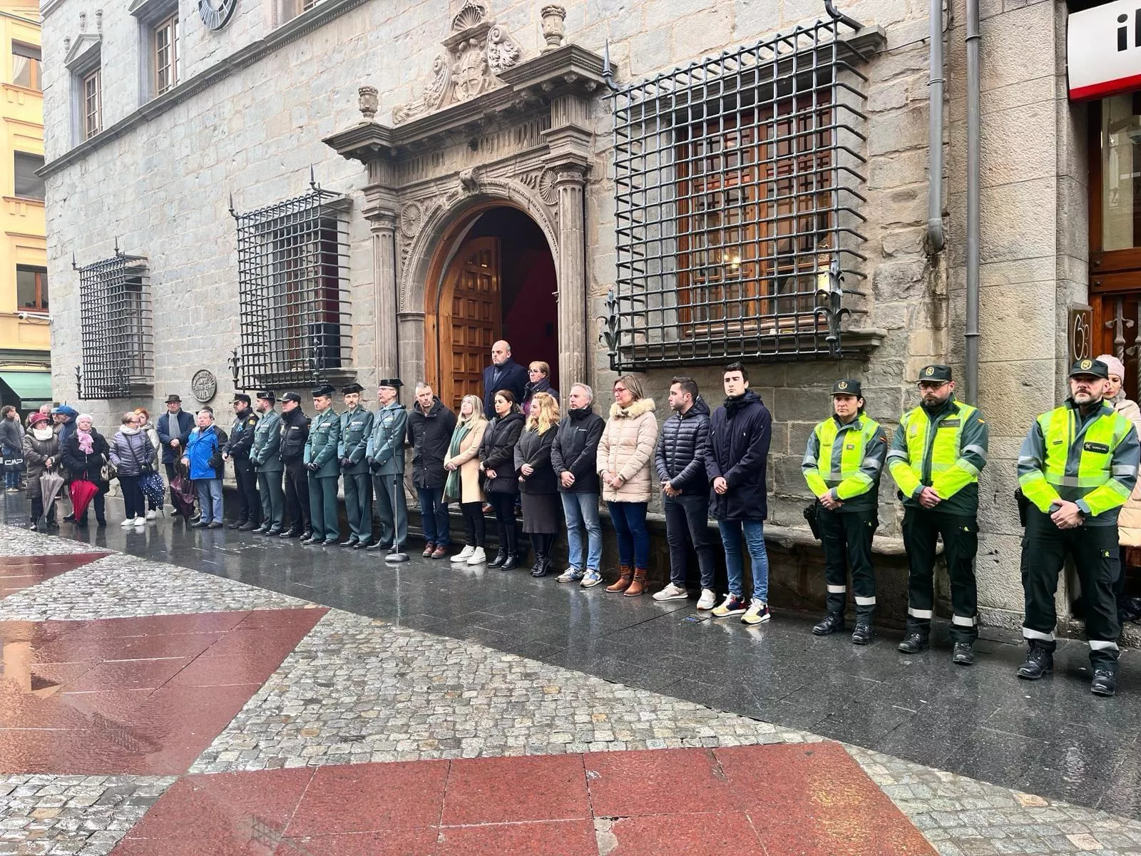 Minuto de silencio en Jaca.Foto Gabinete de comunicación del ayuntamiento 