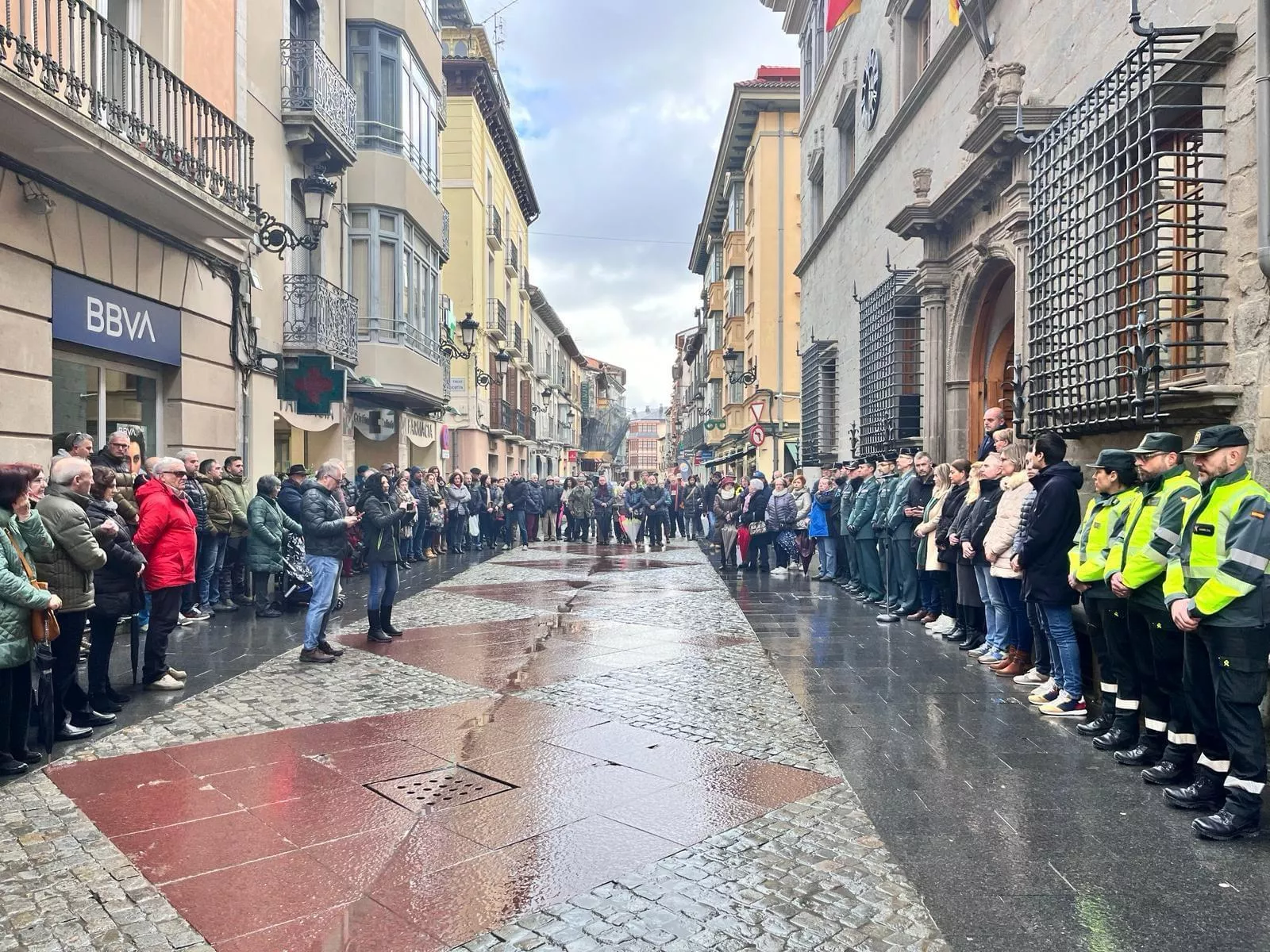 Minuto de silencio en Jaca.  Foto Gabinete de comunicación del ayuntamiento 