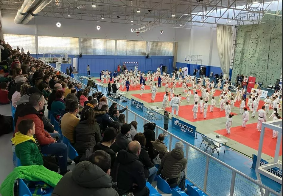 Ambientazo en un Pabellón de El Segalar abarrotado