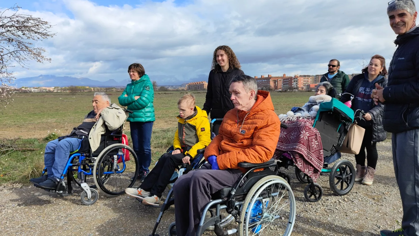 Plantación de árboles en la Vía verde del Canfranero. Foto Comunicación Serfey 