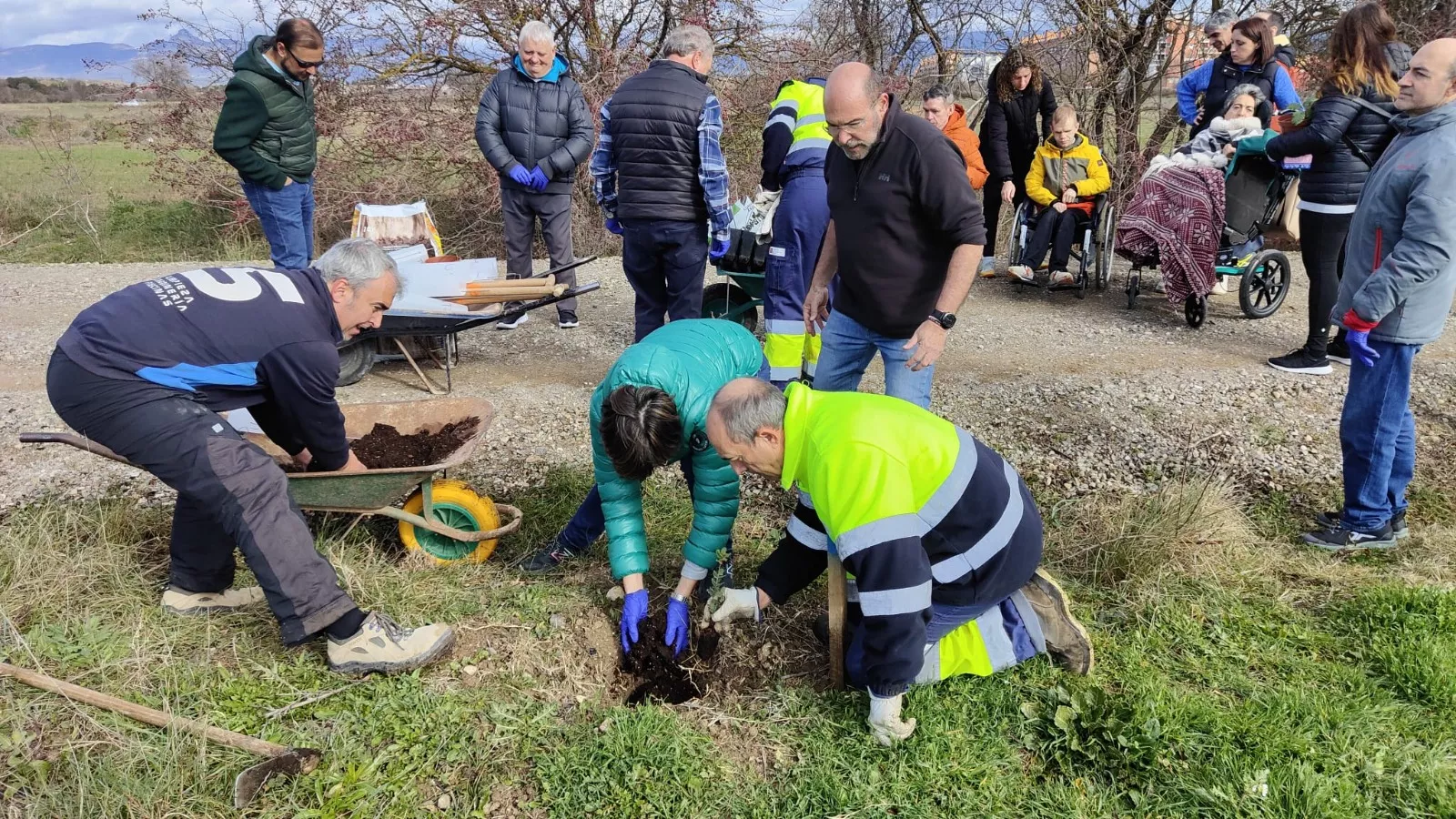 Plantación de árboles en la Vía verde del Canfranero. Foto Comunicación Serfey 