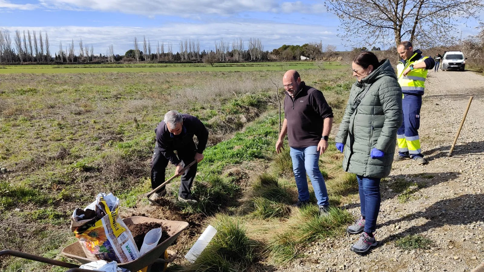 Plantación de árboles en la Vía verde del Canfranero. Foto Comunicación Serfey 