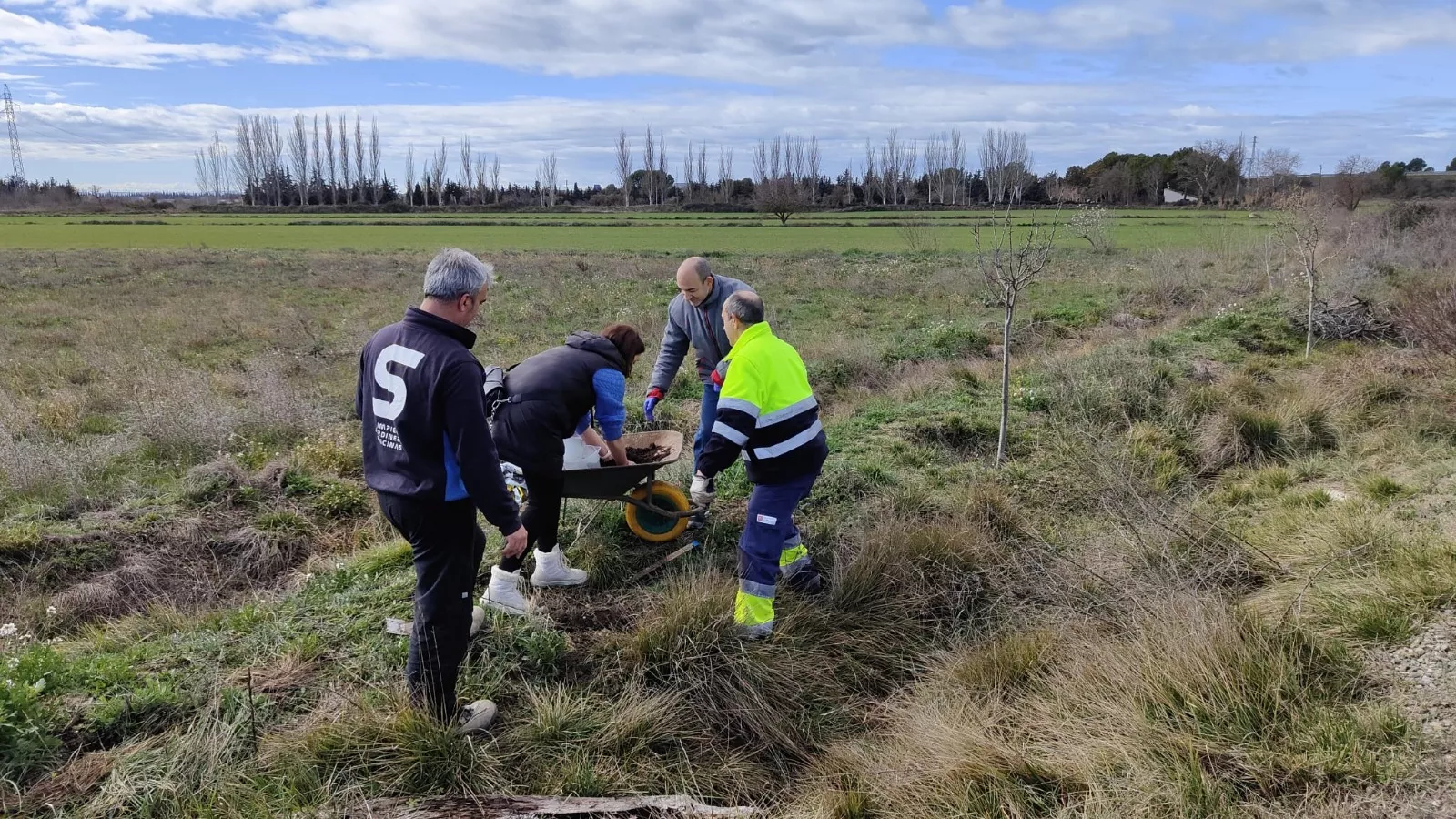 Plantación de árboles en la Vía verde del Canfranero. Foto Comunicación Serfey 