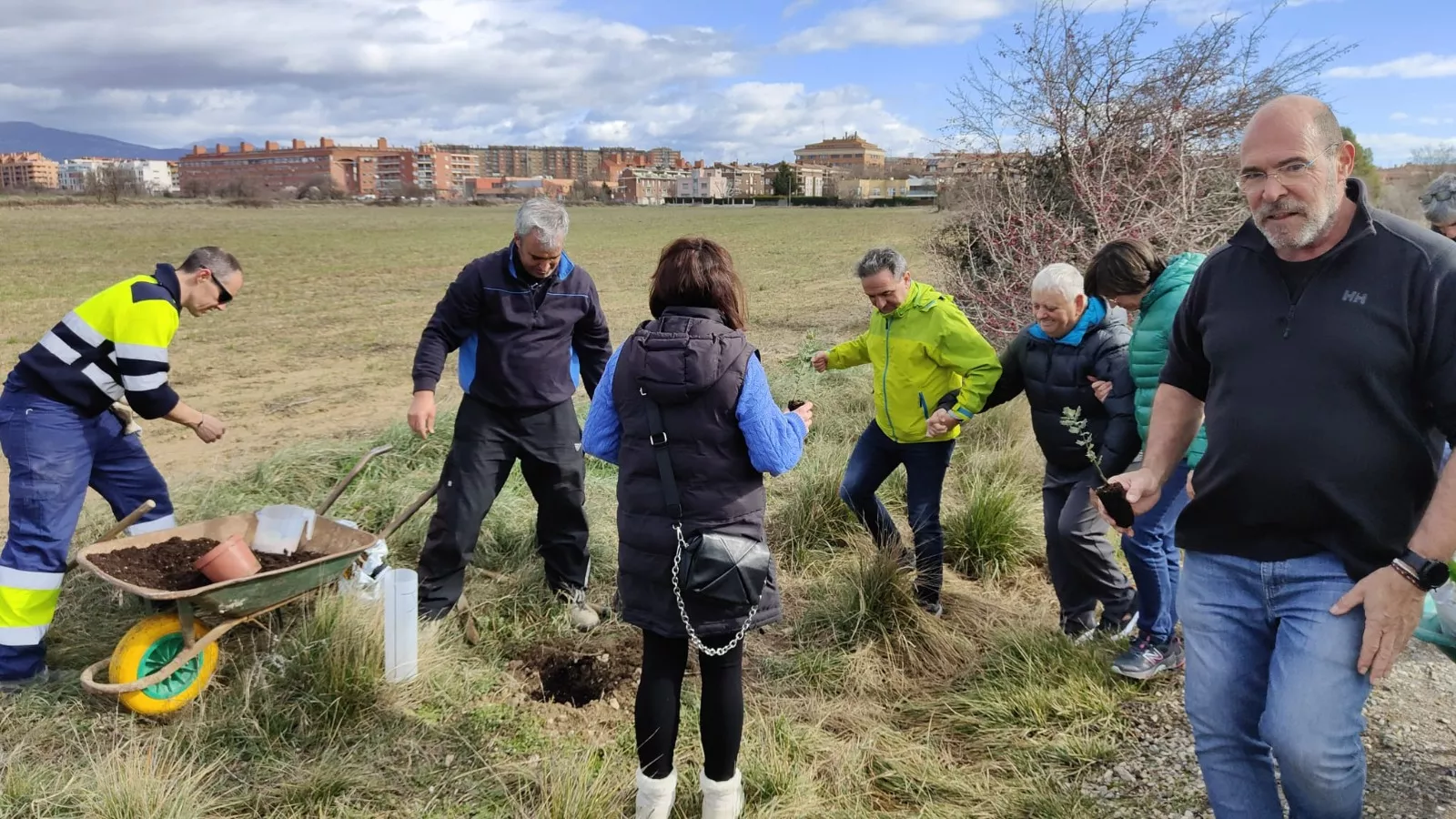 Plantación de árboles en la Vía verde del Canfranero. Foto Comunicación Serfey 
