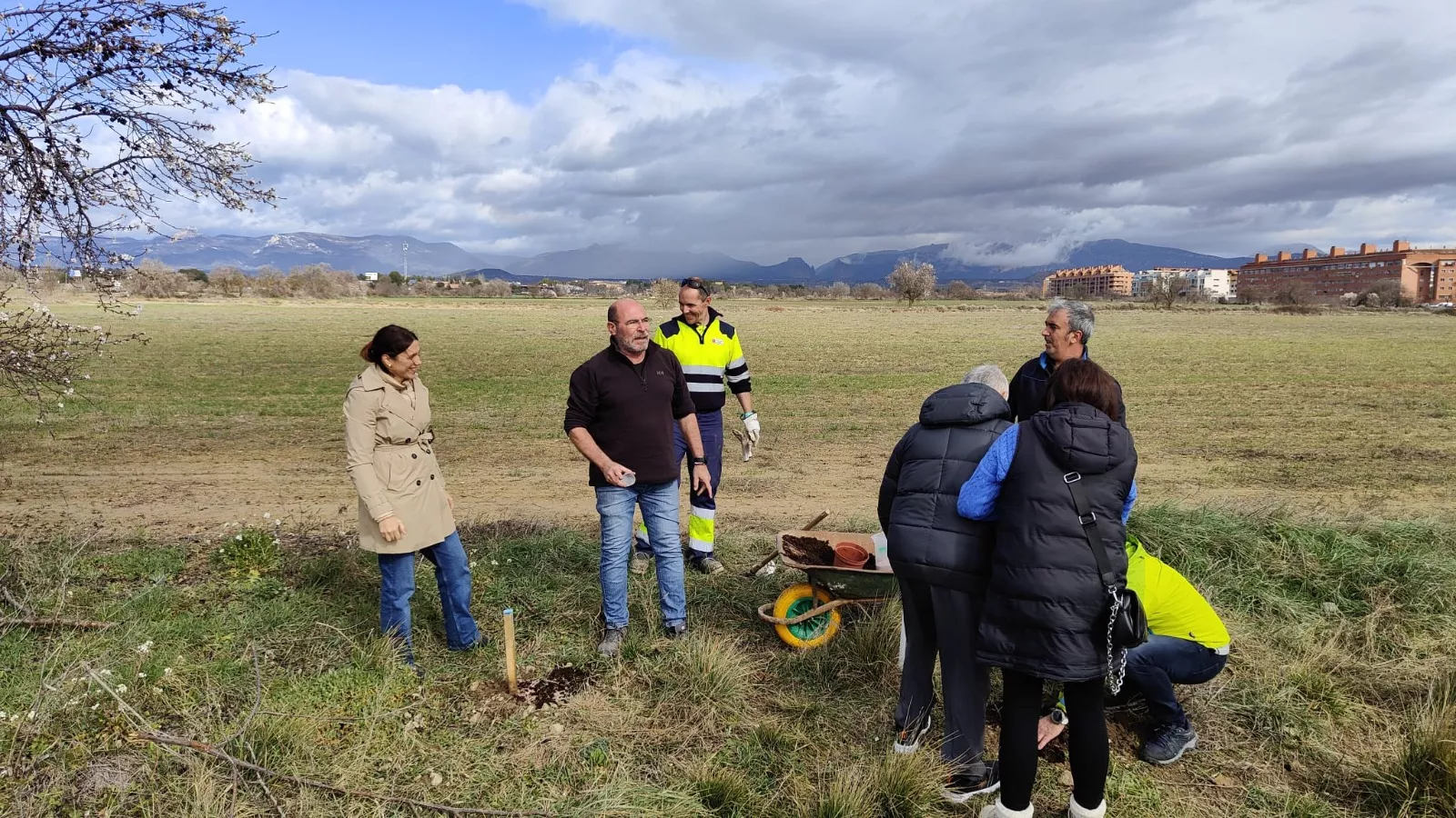 Plantación de árboles en la Vía verde del Canfranero. Foto Comunicación Serfey 