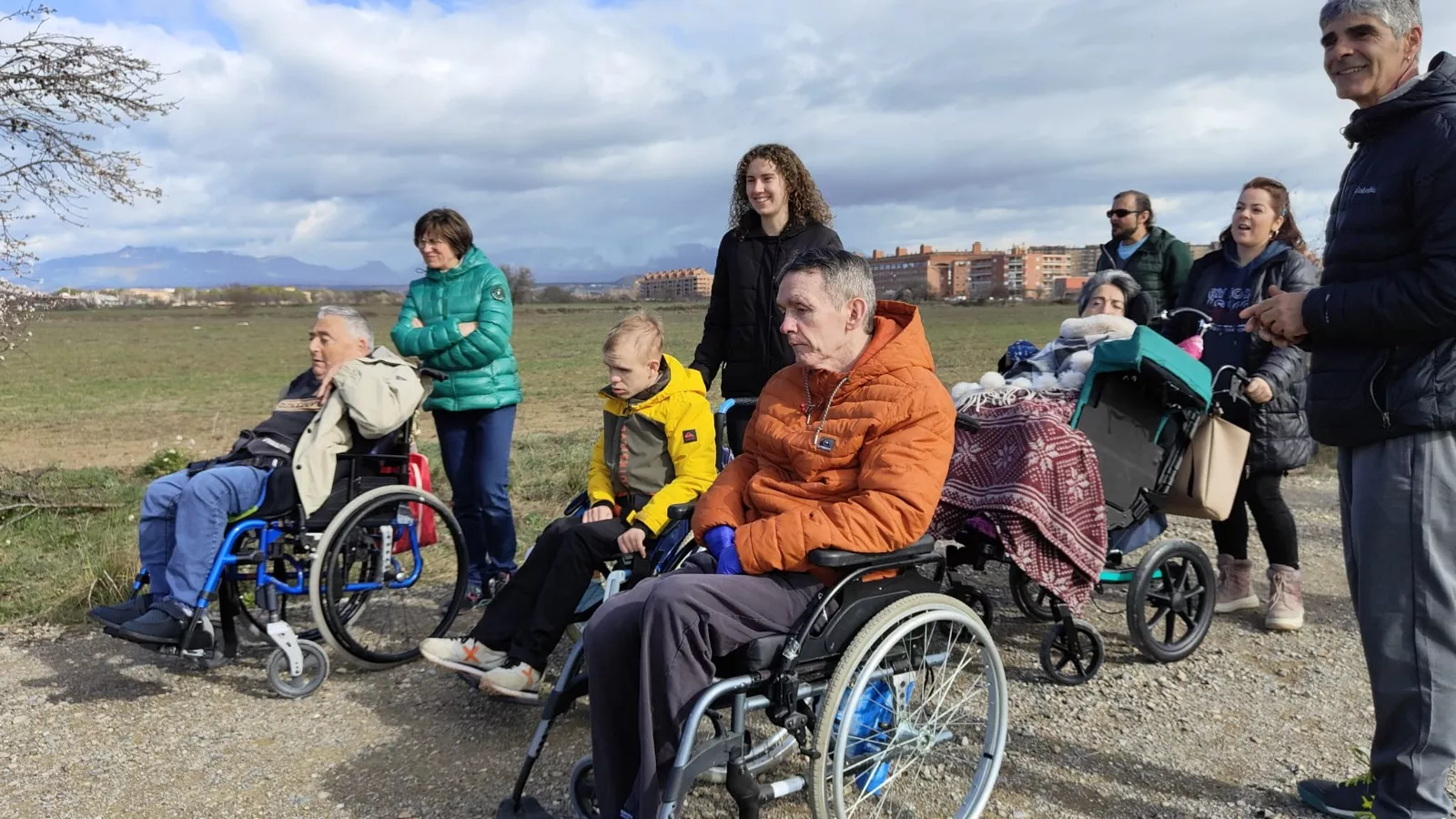 Plantación de árboles en la Vía verde del Canfranero. Foto Comunicación Serfey 