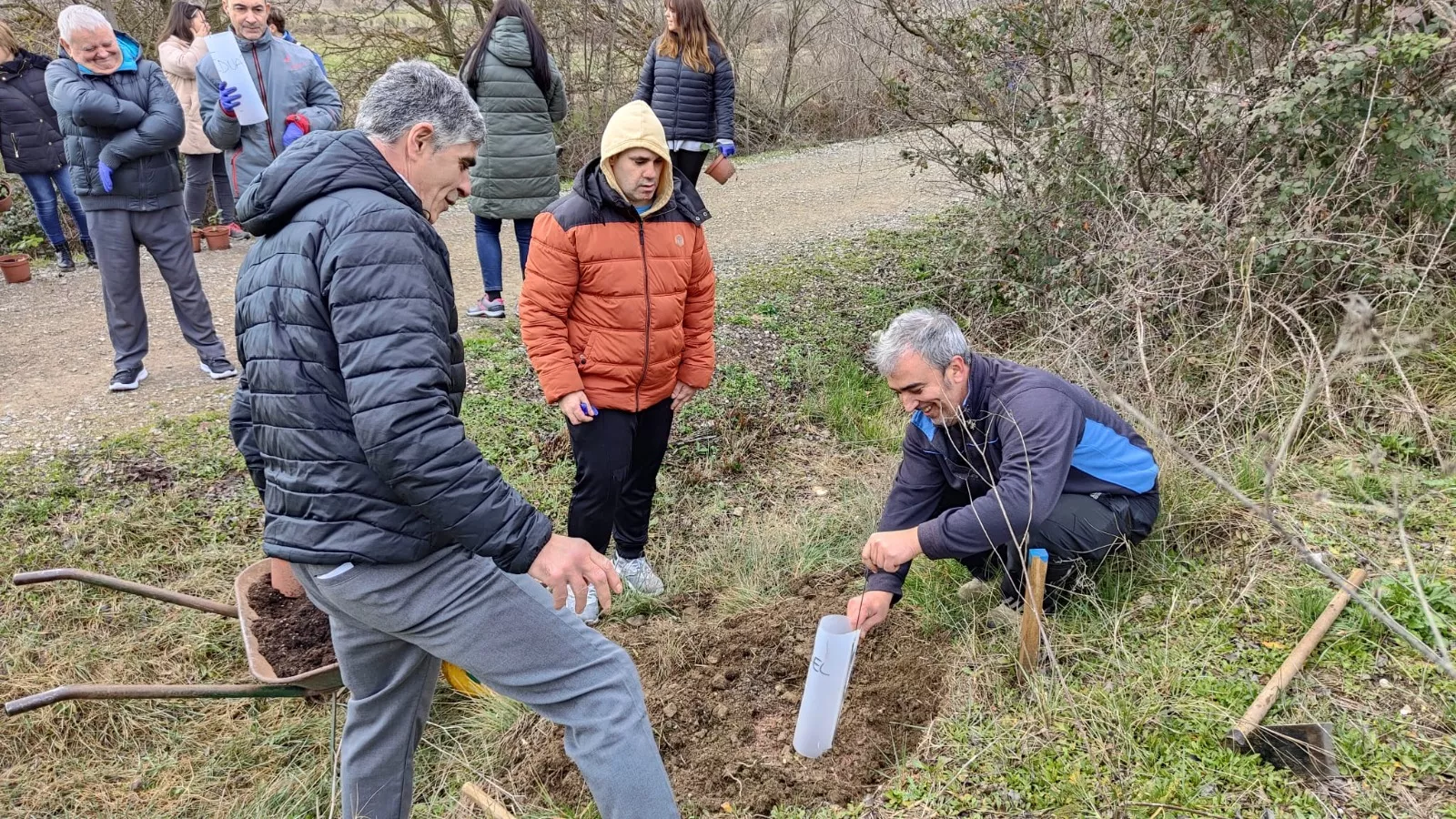 Plantación de árboles en la Vía verde del Canfranero. Foto Comunicación Serfey 