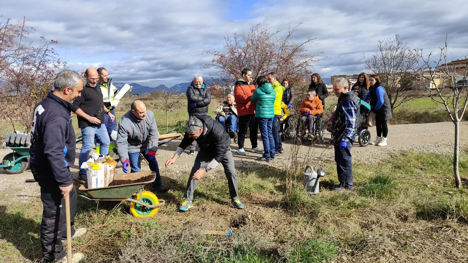 Plantación de árboles en la Vía verde del Canfranero. Foto Comunicación Serfey 