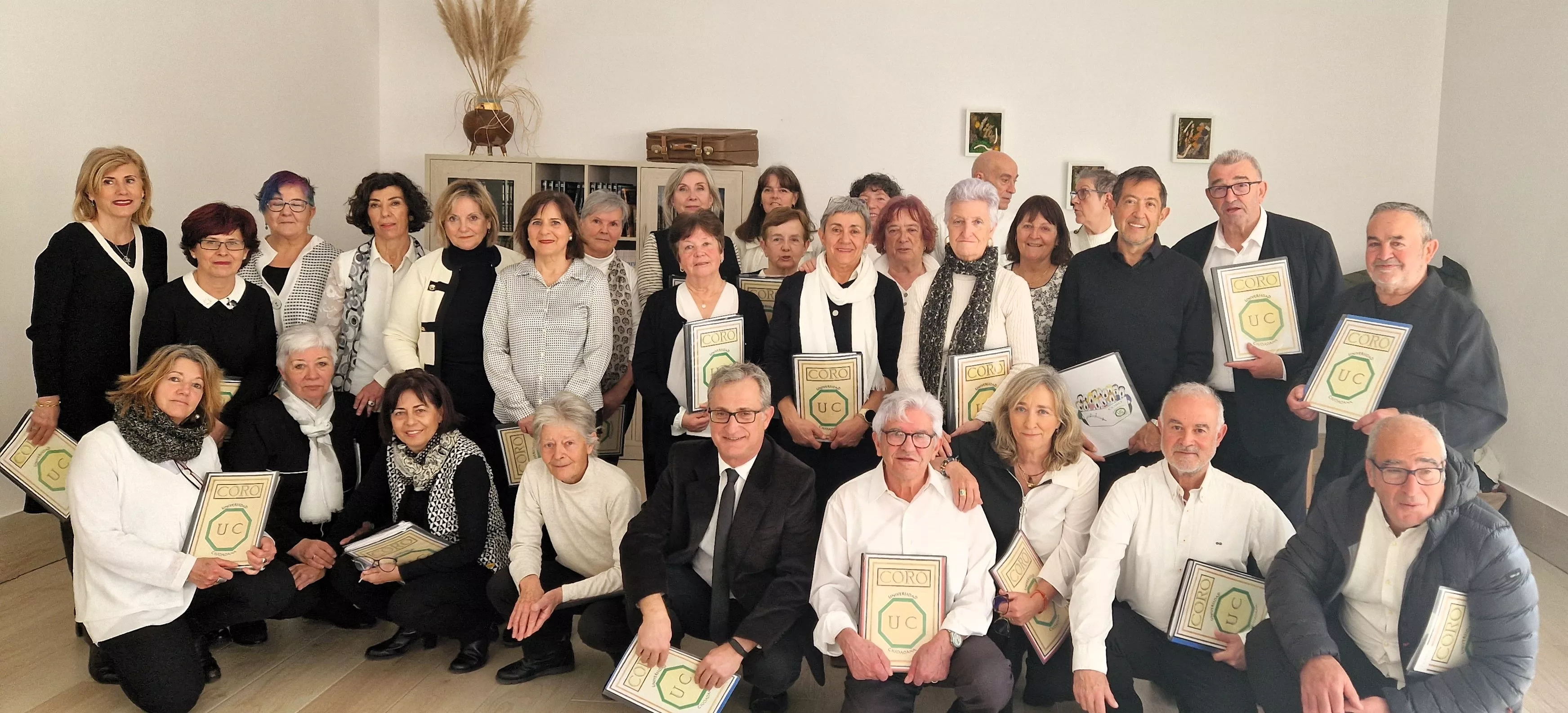 El Coro de la Universidad Ciudadana, en la Residencia Rey Ardid.